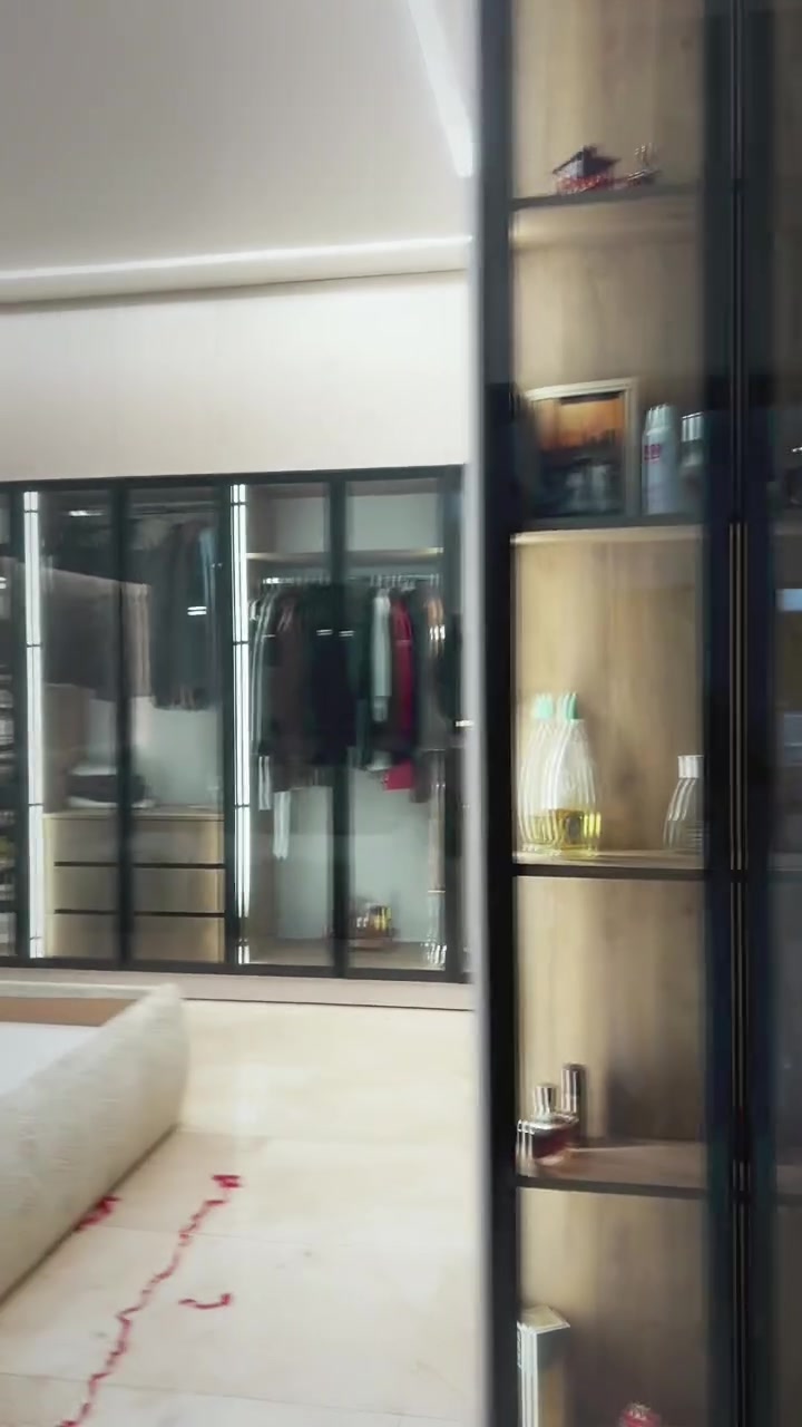 ✨ دريسنك روم فاخر من #روتشـ ✨

تصميم يجمع بين الأناقة، الذوق، والتفاصيل الدقيقة 💎

مصنوع من أجود أنواع خشب الـ HDF، بتشطيب راقي يضيف لمسة فخامة لكل زاوية 👌
كل رف، كل تفصيلة.. معمولة بحب وإتقان ❤️

📍 لأن الفخامة ما تنحكى… تُعاش مع روتشـ🖤

✨فريق روتشـ في خدمتكم 😍
لتصميم وتنفيذ أحدث الديكورات العصريه 😍🔥
بأفضل انواع وخامات الاخشاب ✨مع دقة العمل والتنفيذ،😍💯✨
مع ضمان العمل 7سنوات الصيانة واستبدال💯
#روتشـ_للمطابخ_الإيطاليه خياركم لأفضل💯🤍
لا تتردد في التواصل معنا للتعرف على التصميم الافضل 

ارقام التواصل :👇👇👇
WhatsApp 
***********
روتشـ #دريسنك_روم #تصميم_راقي HDF فخامة_التفاصيل ديكور_عصري
