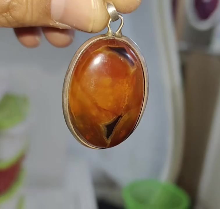 السلام عليكم
عقيق يماني قديم جداً ومن النوادر وميحتاج اسولف عنه المقطع يسولف عن زمنه وجماله 
اما السعر قيم انت بالـ يرضى الله 
والسعر الأعلى ابيع


**إذا كنت صاحب هذا الإعلان وتريد حذفه لأي سبب، رجاءا أرسل رسالة إلى الدعم الفني**