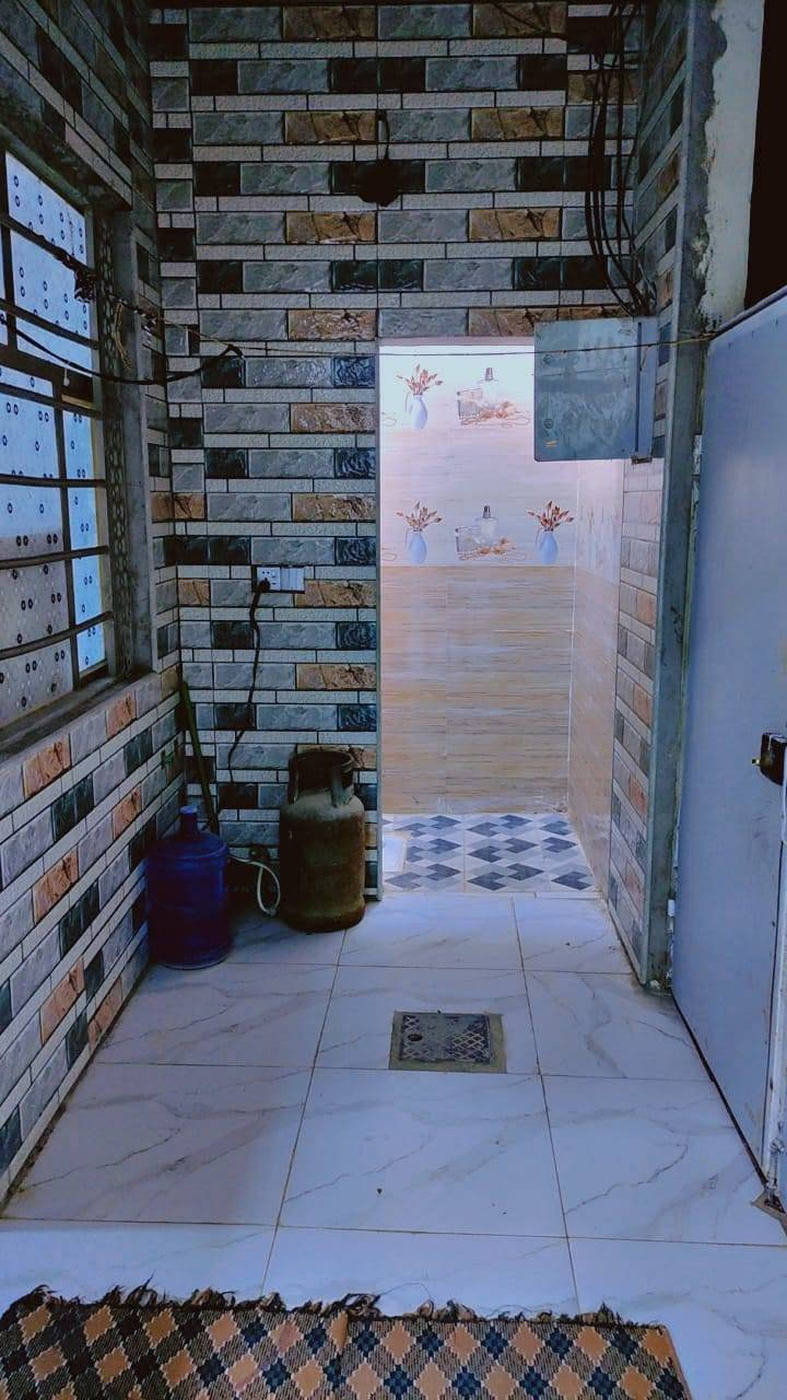 سلام عليكم بيت بزارعي حي ميسان سكلت الكرعاوي اللبيع 100متر مربع يحتوي علا غرفه وصاله ومطبخ واستقبال حمامات ثنين وبي غرفه فوك مكامه عايزه بس بورك ورضيه صطحه مطبك فرشي كامل لبيت ***********

