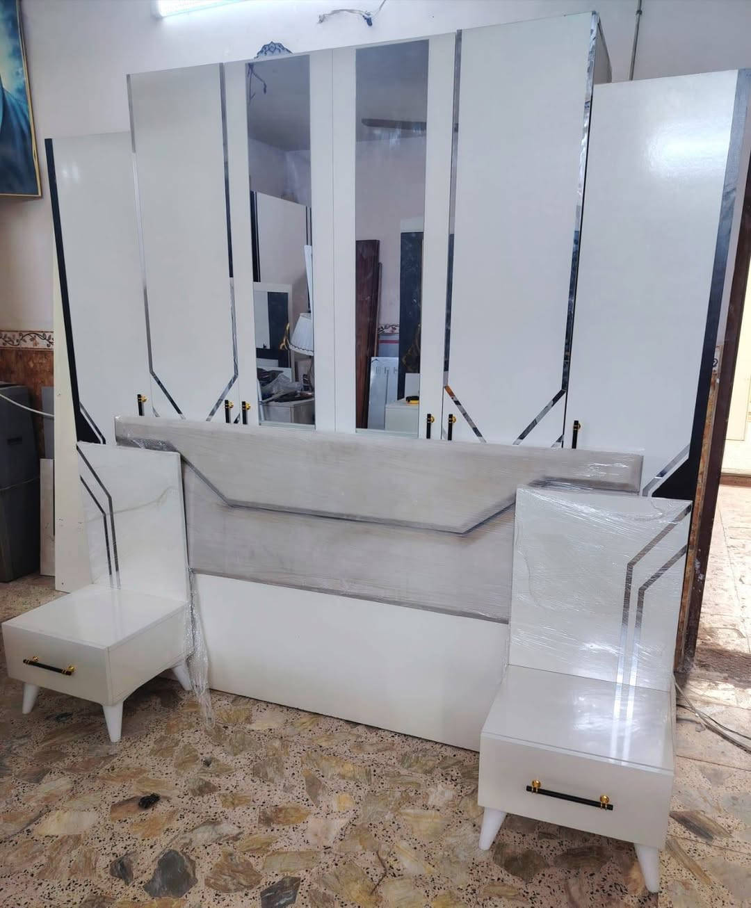 غرفه نوم 5 قطع اخت الجديده  نضافه 95% ابواب هيدروليك كل هذا بـ 550 شد ونقل داخل بغداد مجاني***********
