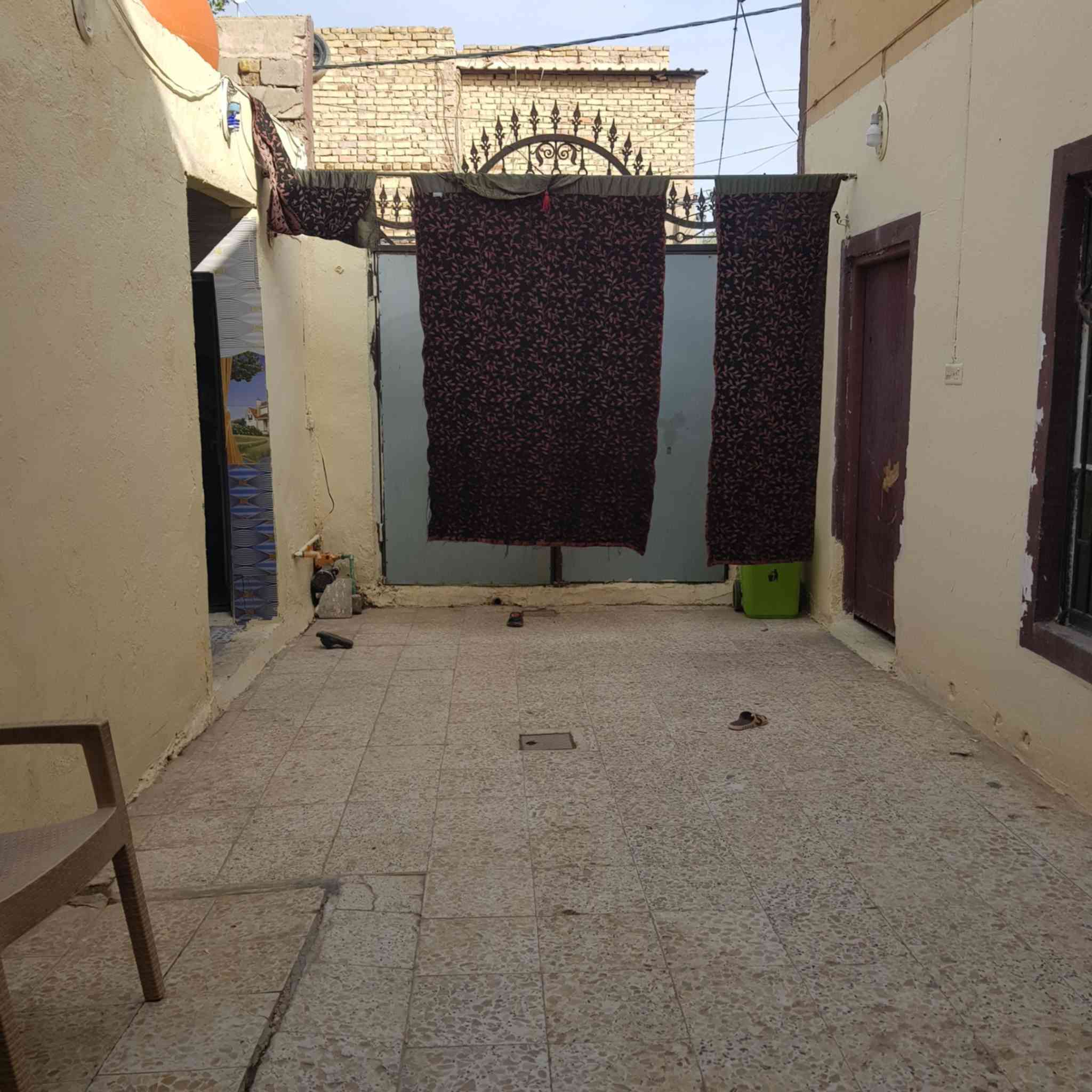 بيت للبيع طابو صرف 
مساحته 171 متر 
يحتوي البيت على غرفتين وصاله واستقبال ومطبخ وصحيات 
ومنور على طول البيت وكراج سياره 
موقع البيت خلف بيت سيد فليح 
الاستفسار مراجعه المكتب عادل الزيادي 
قرب كراج الطبكه 
عادل ***********
علي ***********
