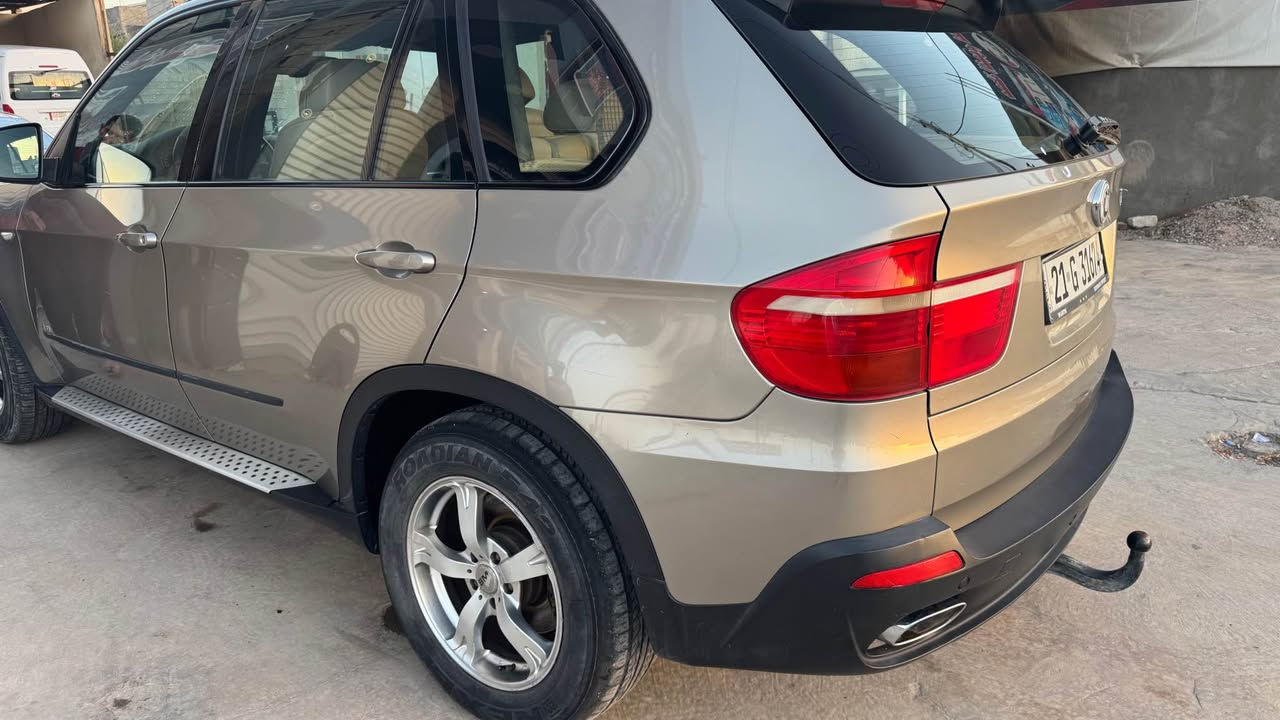 السلام عليكم 
للبيع او مراوس بصالون .2007  BMW x5  xdrive E70 4.8
جاهزه بدون ضرر عدا باب الخلفي الصغير بارد فقط 
 رقم سليمانيه سنويه 2029
شرط التحويل او وكالة 
المواصفات:
داتا شو سرعه وأعطال واتجاهات 
- كشنات كهرباء + تدفئة مع ذاكرة جهتين للمقاعد الأمامية
- گير كوبرا اوتو + عادي+سبورت
- تحكم كامل بالستيرن مع أوامر صوتية 
- بردات ع جامات البيبان الخلفية.
- لايت عدسه LED  اصلي
- انارة ترحيب -
- تبريد قطعتين منفصل ثلج 
- چوبلس خلفي
- حداديه جديد مسويه 
- دخول ذكي بدون مفتاح 
-هوك سحب خلفي 
السعر  115$ ورقة وبيه مجال للشراي أو المراوس حسب القناعة 
مكان السيارة :- بصره 
رقم الهاتف *********** شط العرب, البصرة
