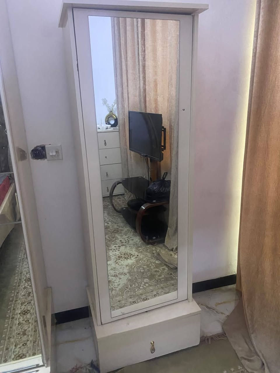 السلام عليكم عندي غرفه للبيع سعر 450 بغداد حق اتصال***********
