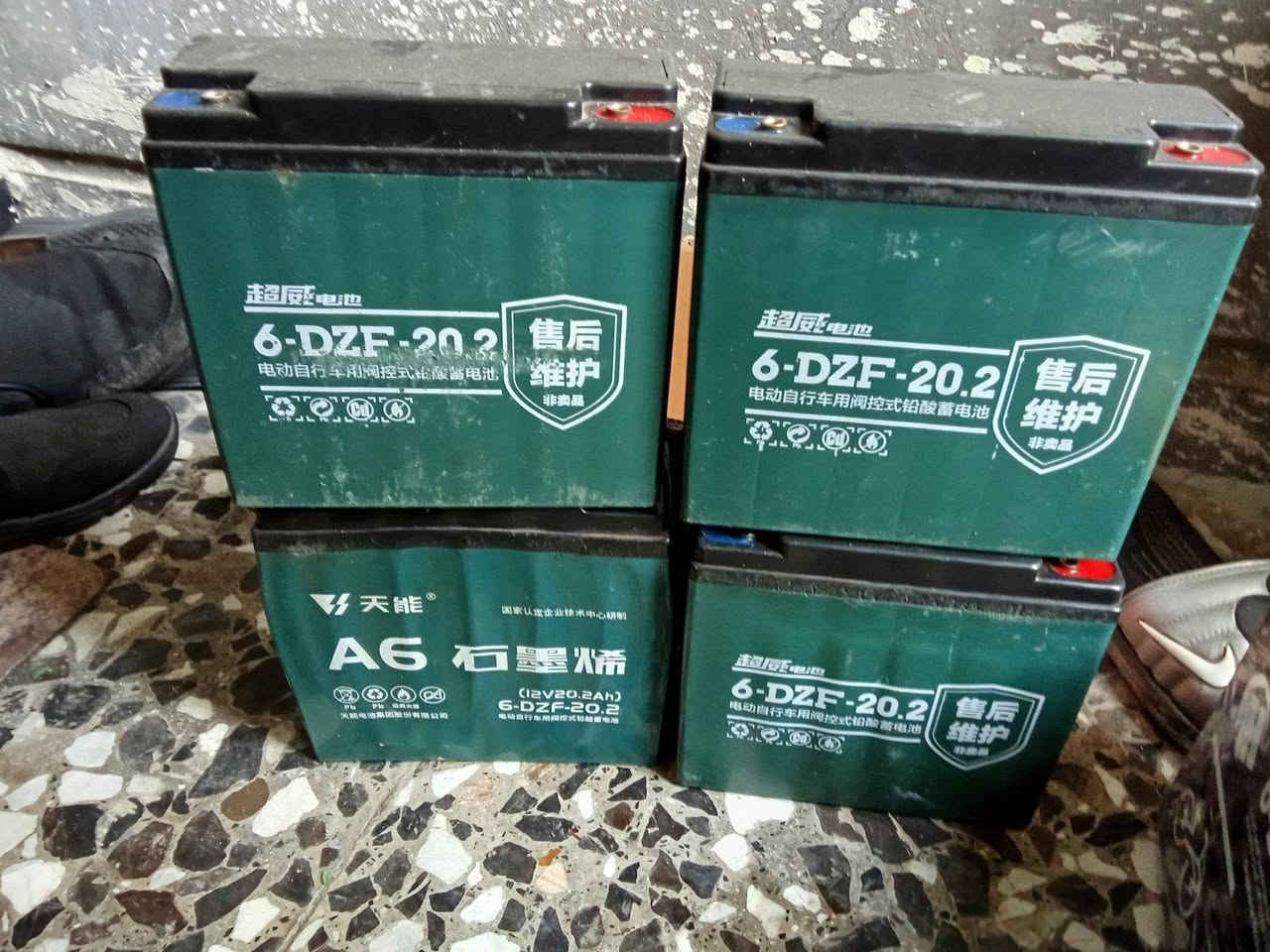 بطاريات 12فولت  للبيع..بالبياع خلف فلكة درويش ***********
