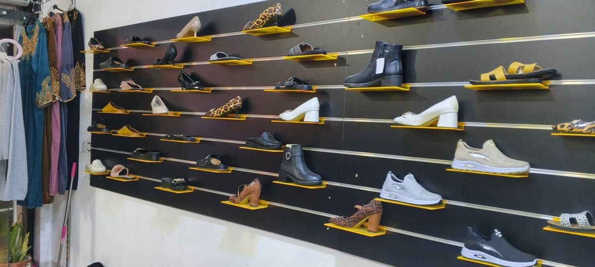 سلام عليكم غراض كوزمتك كامل للبيع. قيم بل يرضي الله وشايف خيرهم ***********
