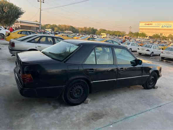 ئەم مارسیدسە جوانە بۆ فرۆشتن مۆدێلی ١٩٨٩سەیارەکی جوان و بێ مەسرفە گێڕو مەکینە بەتەی ٣٠٠٠ مەکینە و گێڕی بە شەرتی فیتەر چوار تایە و ویلی لۆکی لە سەرە نە زەربەی هەیە نە لێدران نە خیاسی هەیە نە هیچ بە شەرتی ئەوەلیات و حاسیبە تەحویلیش ئەکات 
نرخی ٣٠ گڵا و ماعمەلە 
ژ.م *********** كالار
