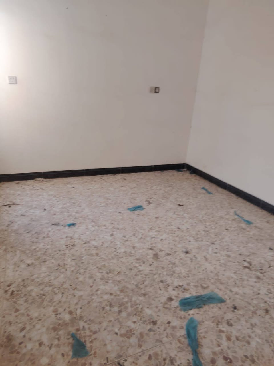 سلام عليكم دار للايجار حي الوفاء مساحه 50 متر جديد طابقين  غرفتين صاله مطبخ    سعر  300 الف.         ***********
