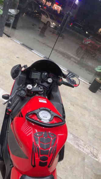 F4i 2004 600
مەکینە کەپس 30.000 رۆیشتوە
کامل سیرڤس کراوە رۆن و پۆلیش و بەنج
لەسەر دەقی شەریکە دەسکاری یەک بورغی نەکراوە 
شوێن هەولێر 
سعری ۲٦ وەرەقە 
*********** أربيل
