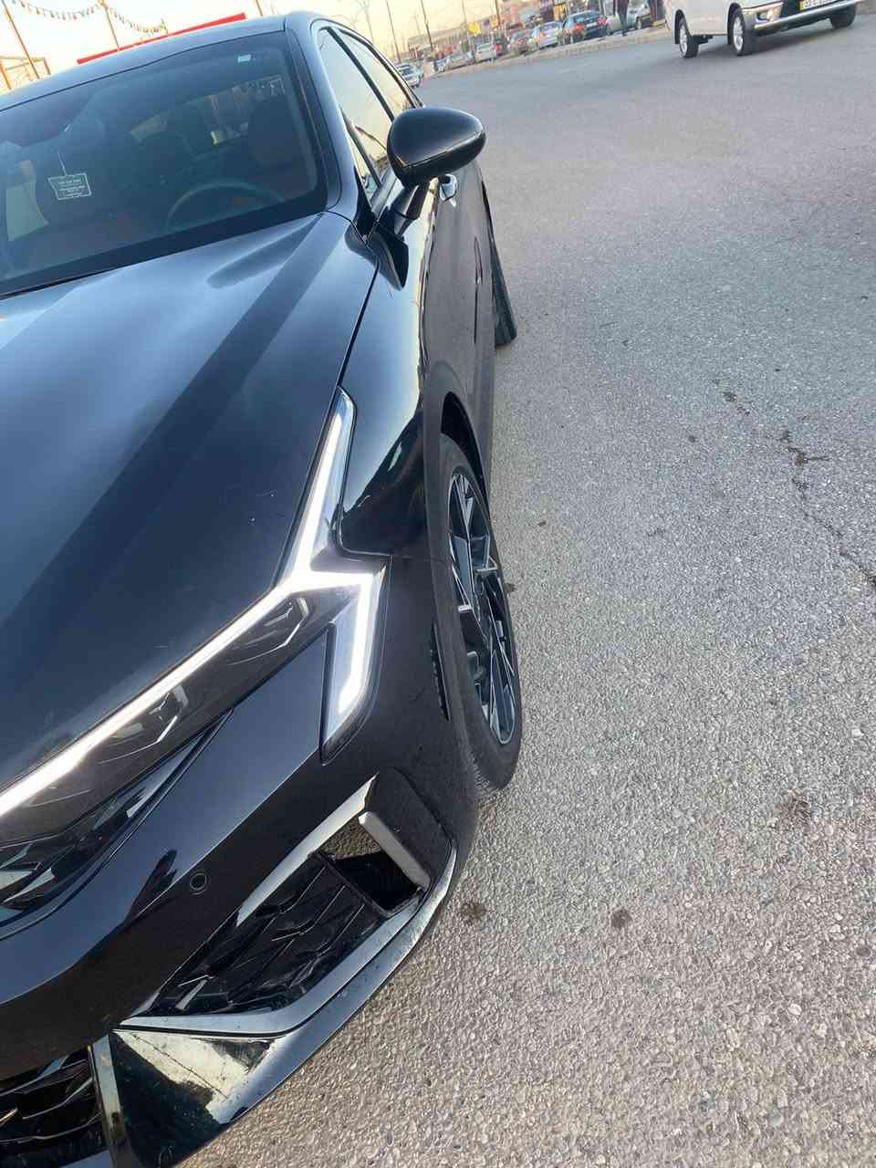 للبيع – كيا K5 GT-Line 2025 (فل مواصفات)
الضرر كما موضح بصور بدون دواخل بدون ايرباك فقط جاملغ خلفي تعديل حار وشويه بخشم البنيد تعديل

المواصفات:
 • الموديل: 2025 اسود لامع الشكل الجديد 
 • الفئة: GT-Line
 •  أوتوماتيك 8 سرعات
 • الدفع: أمامي
 • المحرك: 4 سلندر  سعة 2.5 
 • العداد: (23 الف كيلو فقط )
 • شاشة لمس كبيرة متصلة الكترونية (قياس 10.25 )
 • نظام ملاحة GPS
 • نظام صوتي فاخر 
        . شاشة دشبول ديجتل إلكتروني 
 • بلوتوث + USB تايب سي + أبل كاربلاي + أندرويد أوتو لاسلكي بدون كيبل 
 • شحن لاسلكي للجوال
 • دخول وتشغيل ذكي (بصمة)
 • تشغيل عن بعد
 • مقاعد أمامية كهربائية
 • تسخين المقاعد
 • نظام تكييف مزدوج 
 • إضاءة داخلية LED
 • نظام اختيار وضعيات القيادة (Eco - Sport - Comfort وغيرها)
 • حساسات أمامية وخلفية 360 درجة
 • كاميرا خلفية عالية الدقة
 • جنوط رياضية مقاس 18 إنش
 • أنوار أمامية LED بالكامل
 • أنوار نهارية DRL
 • أنوار خلفية لد متصلة 
 • مرايا كهربائية مع إشارات
 • زوائد رياضية GT-Line
 • نظام تنيبه السائق 
 • حساسات مطر وتحكم أوتوماتيكي بالمساحات
 • نظام إضاءة أمامية اوتماتيك
 • نظام مانع انغلاق المكابح (ABS)
 • نظام الثبات الإلكتروني (ESP)
 • نظام المساعدة في صعود المرتفعات
 • نظام مراقبة ضغط الإطارات (TPMS)
 • نظام تحذير التصادم الأمامي
 • نظام الكبح التلقائي في الطوارئ (توقف ذاتي) 
 • نظام التنبيه عند الخروج عن المسار
 • نظام المحافظة على المسار
 • نظام مراقبة النقطة العمياء
 • نظام تنبيه حركة المرور الخلفية
 • فرامل يد كهربائية مع Auto Hold
        .      إطفاء السيارة اوتوماتيكيا 
والكثير من المواصفات الاخرى 

السيارة دخول جديد (منفيس)
  

السعر المطلوب: (220 )
الموقع: صلاح الدين/ قضاء الشرقاط


**إذا كنت صاحب هذا الإعلان وتريد حذفه لأي سبب، رجاءا أرسل رسالة إلى الدعم الفني**