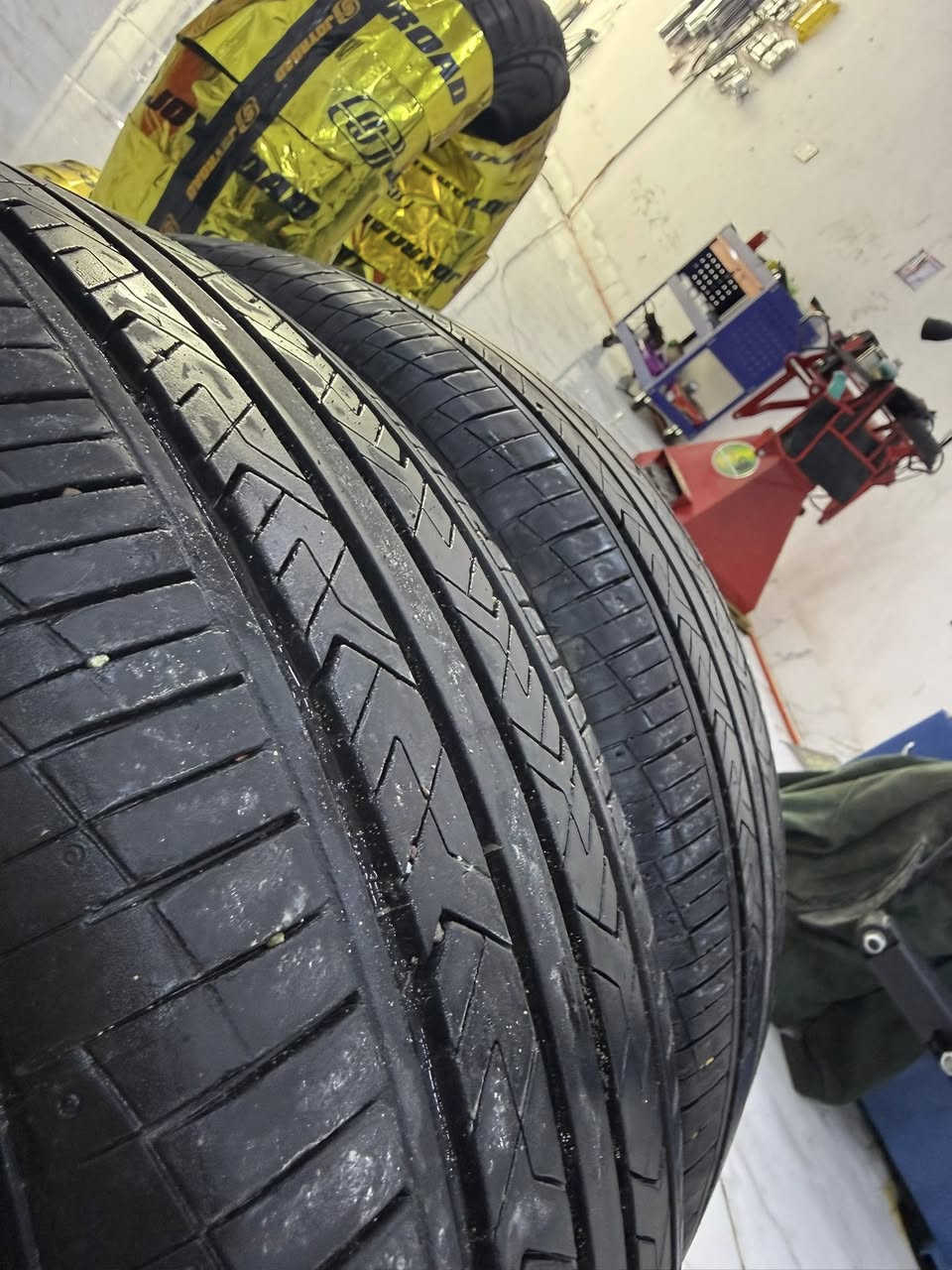 عندي ٣ تايرات بلدي كورلا هايبرد صيني ماركة hankook نظيفات حيل سياره ماشي ٦ الف كم طك عندي تك تاير بدلت ٤ طخم علمود نقشه و هذني دابيعها ابشرط لوك لوك مكاني كركوك سعر ١٢٥ الف بيه مجال ***********
