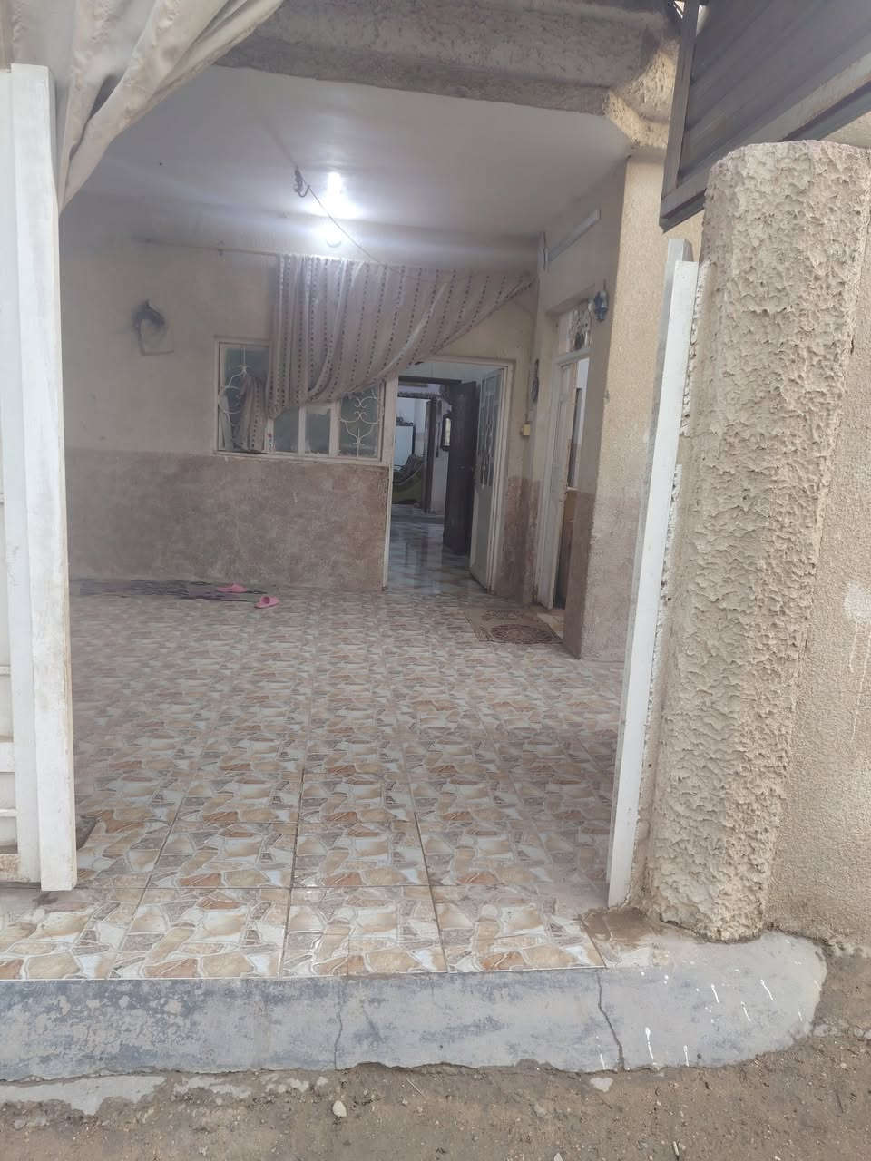 دار للبيع طابو زراعي سند 25 

المساحة 250 م 

يحتوي ع 2 غرف نوف استقبال هول مطبخ منور داير البيت 
كراج سيارة 

يبعد عن الشارع العام 50 م عرض الفرع 10 م 

العنوان شارع بزل حجي علي قرب العلوية الشريفة عليها السلام 

متوفر كافة الخدمات كهرباء ماء مولد شارع مدارس قريبة 

*********** ابو شمس 
*********** المحامي علي
