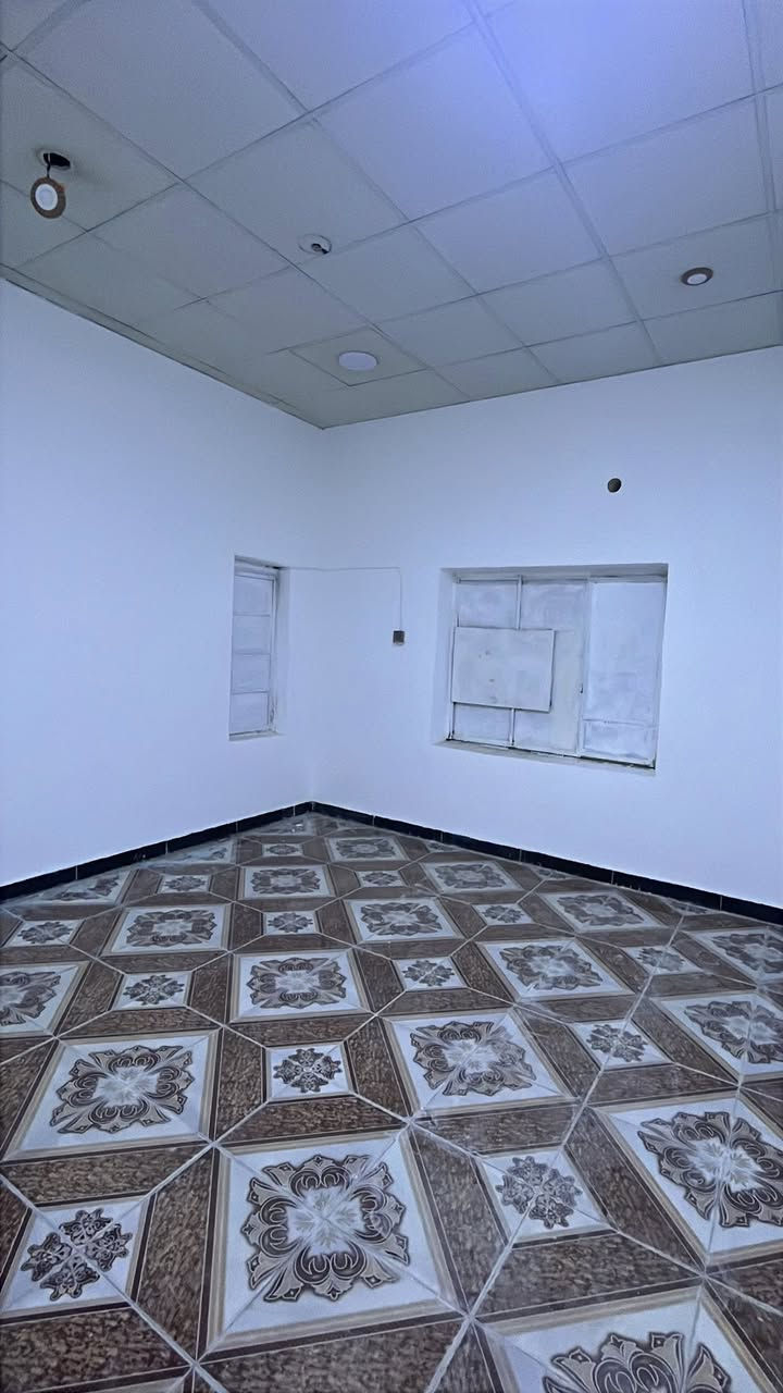 بيت للإيجار في الجمهورية الاولى مساحة 110 متر يتكون من غرفتين نوم وصالة واستقبال ومطبخ وصحيات داخلية وخارجية وطارمة صغيرة ومخزن سعر الايجار 600 الف للتواصل ***********
