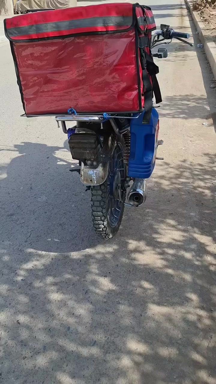 السلام عليكم شباب دراجه ايراني سيفان سونك مكينه 200 سي جي موديل 2024 اوراق كامله مكينه مكفوله شلعه ومعدل ترايك وين متريد الدراجه ما نقصه اي شي كله شغال السعر 900 وبيه مجال عنواني بغداد الشعب رقمي بي واتساب ***********
