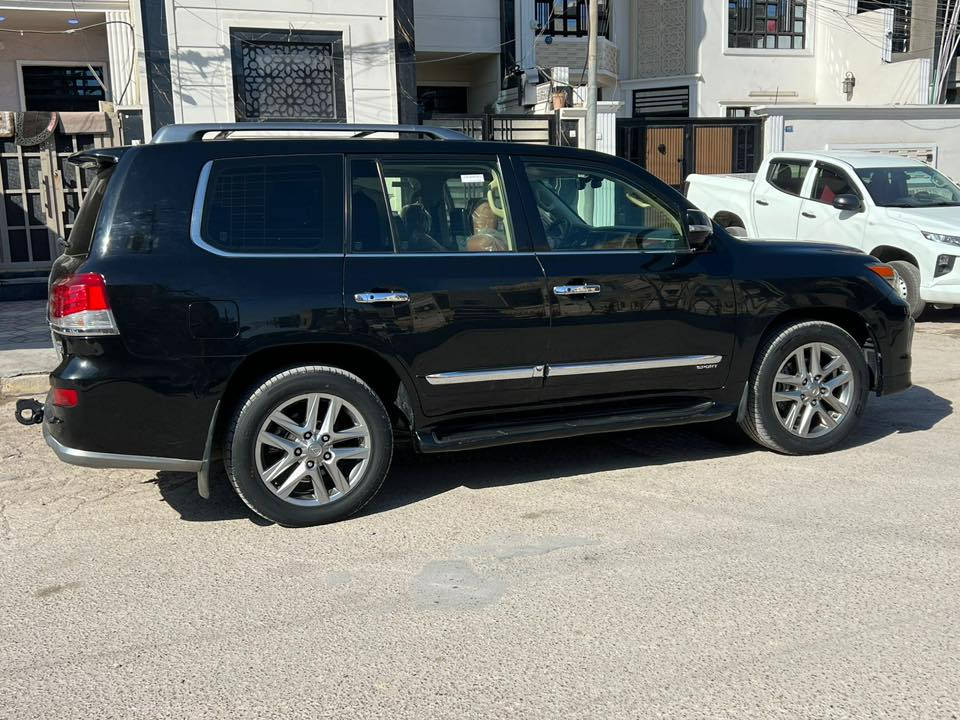 السلام عليكم لكزز2014 ماشية95000 سيارة حيل نضيفة 
للاستفسار ‭0777 200 0639‬
