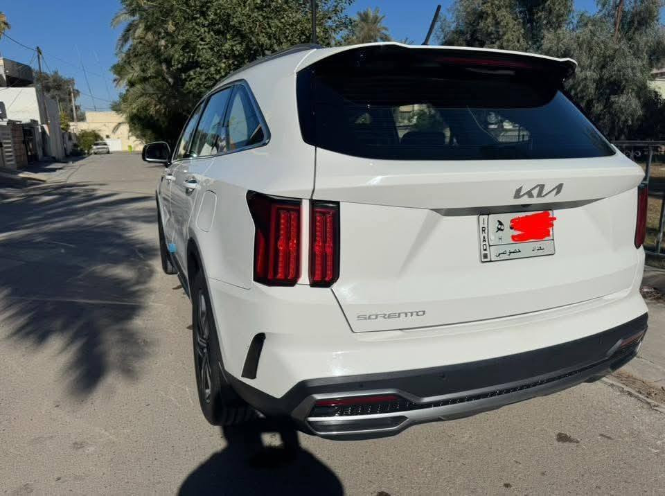 للبيع كيا سورنتو خليجي موديل ٢٠٢٣ كفاله عامه من الصبغ  بيه بارد قليل بخشم جاملغ الأمامي. 
المواصفات //
حجم المحرك ٦ سلندر@@ ٧ راكب @@ ٣ قطع تبريد @@ بصمة تشغيل وأبواب @@ تشغيل عن بعد @@ شاشة كامرة خلفية @@ كير ماوس@@ هند بريك بصمة @@ حساسات أمامية وخلفية @@ كشنات كهرباء @@ ويل كروم ١٩ @@لايتات عدسات زنون@@ اشاير بالمري ومري قلاب@@ شحن واير ليس@@ بردات خلفية بلاد @@ اوتو هولد@@ 
السيارة جديدة جدأ وجاهزة مابيه اي نقص الكشنات والأبواب والارضية مغلفة 
رقم بغداد بأسمي تحويل مباشر السعر ٢٧٦$ وبيه مجال للاتصال ***********
