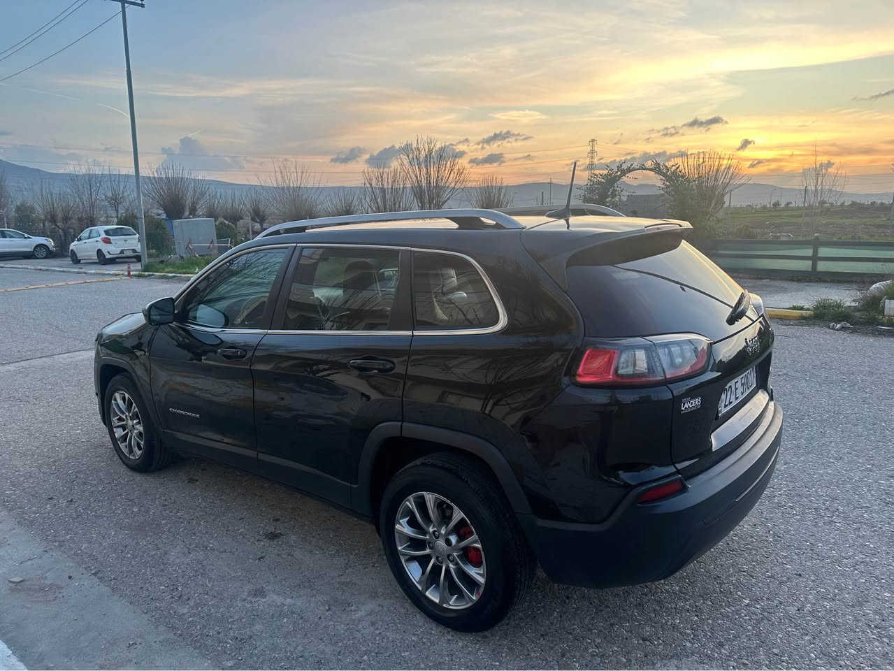 جيب چيروكى 2019سعر100$شوين سليمانى 
چوارپارچه ونيوى بوياغه گيرو مه كينه به شه رت 
جلد كوشن كاره با به سمه تحكوم سوكان شاشه 
تحويلو غرامه به شه رت سه نه وى تازه يه 
***********vaibar
***********watsap السليمانية, العراق
