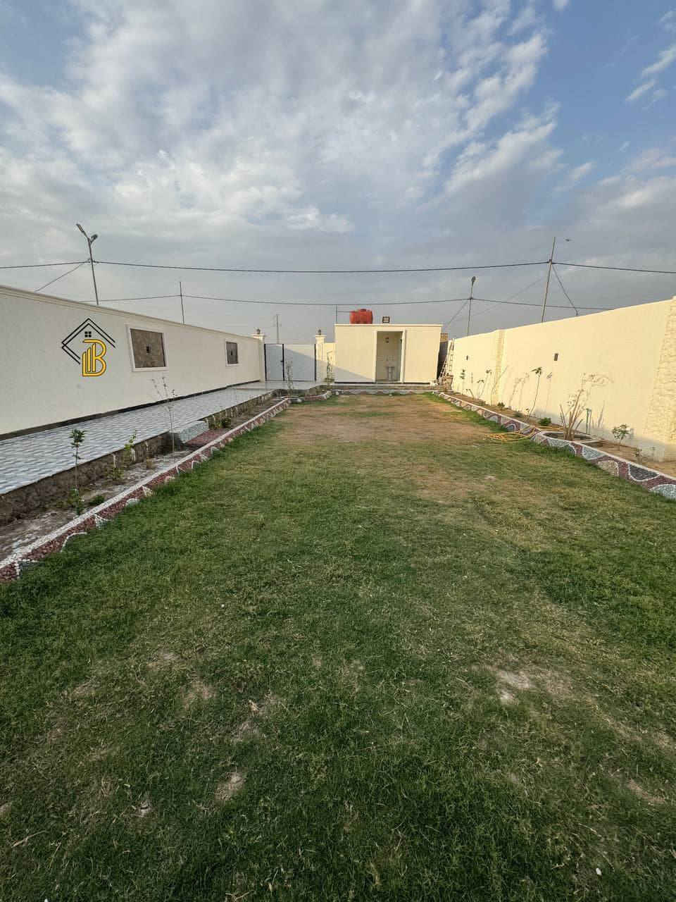 بيت البيع المساحه ٥٠٠ متر غرفتين وصاله ومطبخ وحمام وبراني وصحيات خارجيات وداخليات وكراج بي مساحه ترك حديقه طريق سيد محيل مجمع لولوه عن الشارع العام ٢٠٠ متر نزلته تبليط سند ٢٥ طابو زرعي *********** بناءا جديد مروس ابيع عادي ***********
