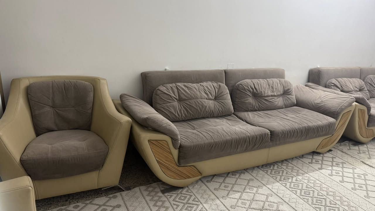 يوجد 8 مقاعد او 16 مقعد 

المكان الامين الثانيه قرب الفلكه الحدادين 

مستعجل على البيع 

السعر 850 الف إذا 16 مقعد واذا 8 مقاعد 450 الف 

مكلف بلنشر 

غير متواجد على الفيس 

هاتف صاحب التخم 

‪0771 428 5108‬
