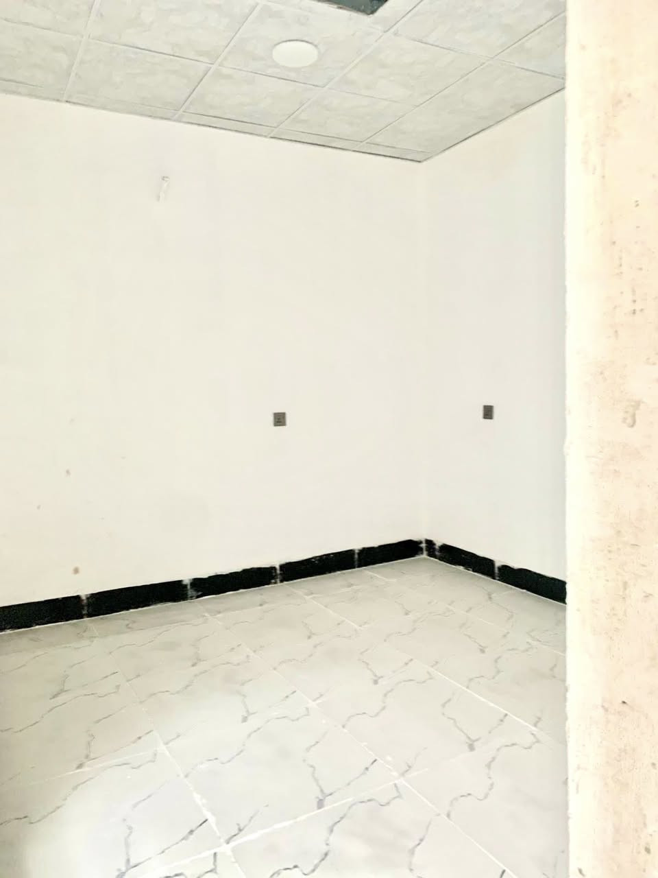 دار ((زيرو)) للبيع/كركوك/رحيم اوة/طريق سونه كولي

المساحة: 100 متر 

يحتوي على: 
(2 غرف نوم+هول+مطبخ+كراج سيارة+صحيات)

البيت فول مواصفات+فول سيراميك+سقف ثانوي

والسعر مناسب جداً: 40 مليون فقط 

لمعرفة السعر والاستفسار الاتصال على الارقام الاتيه:
(***********) اسيا 
‏(***********‏) كورك 
او مراسلتنا على بريد الصفحة

ملاحظة: يمكنكم ارسال الأراضي والبيوت
للأعلان عنها عبر صفحتنا بدون مقابل 
يرجى ارسال:
عنوان المُلك كامل 
بعض الصور للمُلك
سعر المُلك 
عبر الواتساب الخاص بالصفحة (***********)

لزيارة مكتبنا على العنوان الاتي: 
كركوك/سرچنار/فلكة سرچنار
