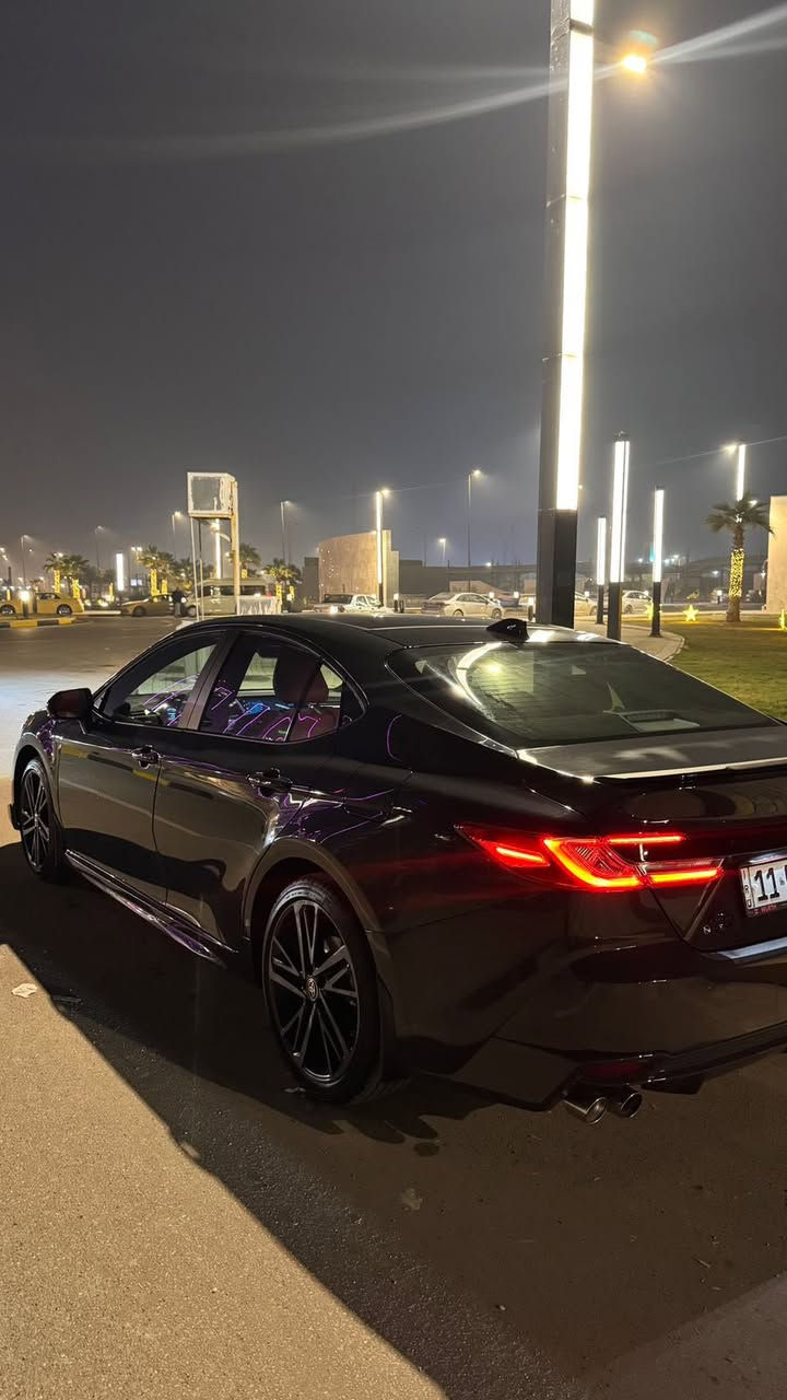 للبيع تويوتا كامري XSE موديل 2025 بحالة ممتازة جداً، سيارة نظيفة وجاهزة للاستخدام بدون أي مصاريف.

🚗 المواصفات:
             فول مواصفات  /  اعلى فئه 
 • محرك (بنزين / هايبرد) اقتصادي وقوي
 • فئة XSE  (شكل وشبك أمامي مميز)
 • شاشة وسطية كبيرة + Apple CarPlay
 • مقاعد جلد رياضية
 • تشغيل ودخول ذكي (بصمة)
 • كاميرا خلفية + حساسات
 • جنوط رياضية أصلية
 • نظام أمان متكامل

📌 الممشى: (4 الاف فقط )
📌 وارد: (أمريكي)
📌 للتواصل :***********
