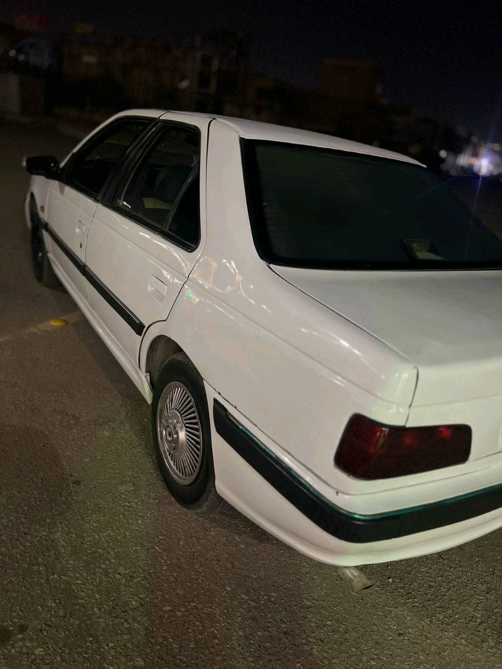 للبيع بيجو 406 نظيفة ومعدلة بشكل مرتب، لون أبيض، شكلها حلو ومهيأة على الذوق. السيارة مبينة محافظة ومناسبة للي يدور سيارة استعمال شخصي أو شكل شبابي مميز. التفاصيل الكاملة موجودة بالتواصل، والسعر حسب الفحص والاتفاق.