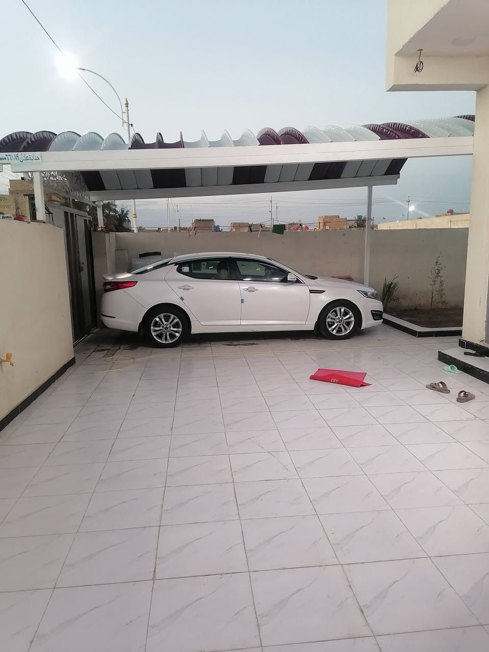 🚗 كيا أوبتيما خليجي 2013 (فوول مواصفات عدا البانوراما) للبيع
​الموديل: 2013
​المحرك: 2400 دوش (مكينة بلادية بحال الشركة، ما مفتوح بيها برغي).
​العداد (الممشى): 200 ألف كم.
​الرقم والسنوية: رقم بصرة باسمي، السنوية والهزة جديدة (كملتها قبل 20 يوم) وجاهزة، السنوية لغاية 2029.
​✨ المواصفات والكماليات:
​التشغيل والتحكم: بصمة تشغيل وأبواب.
​الشاشة والرؤية: كاميرا خلفية مع حساسات خلفية.
​المرايا: مري شفط (طوي كهربائي).
​الإضاءة: لد (LED) أمامي نهار بلادي.
​التبريد: قطعتين (أمامية وخلفية) 
​القطع الخارجية: دبل كزوز، ويدات الأبواب نيكل.
​الداخلية والمقاعد: كشنات جلد كهربائية، مع دواخل صاج مميزة.
​🛠️ حالة السيارة والجاهزية:
​البودي (الشرط): مكفولة من الصبغ والتبديل بالكامل، حتى الدعاميات بلادية، بيها فقط بارد بسيط جداً بالهلال.
​الادامة والجاهزية: السيارة جديدة وجاهزة من كلشي (حدادية جديدة، باتري جديد)، وما تحتاج أي مصاريف.
​💰 السعر وتفاصيل الاتصال:
​السعر: خاص  اتصل على رقم الهاتف ***********
​الموقع: ذي قار - ناحية المنار
