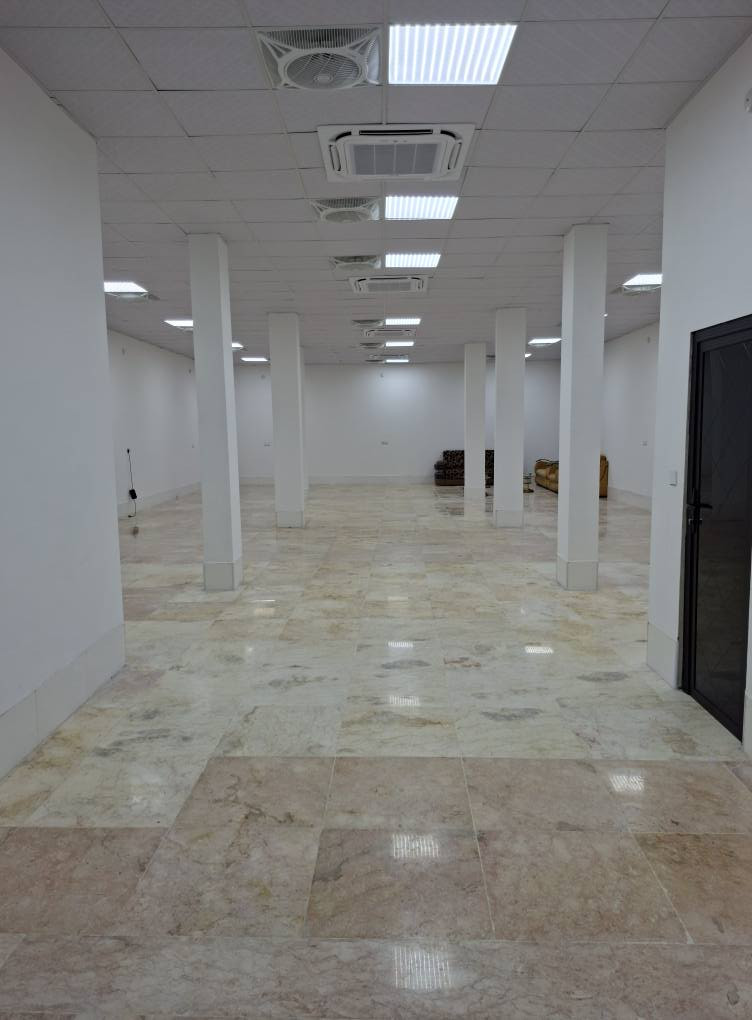 🏢 قاعة تجارية فاخرة للإيجار في البصرة (طابق أرضي - زيرو) 🏢
​المميزات الأساسية:
​📍 الموقع: البصرة - مقابل حديقة ياسين خريبط مباشرةً (موقع إستراتيجي، تجاري، وحيوي جداً).
​📐 المساحة: 160 متر مربع (قاعة واسعة ومفتوحة بتصميم ممتاز).
​🧱 الطابق: (طابق أرضي) يسهل عملية الدخول والخروج ومثالي لخدمة المراجعين والزبائن.
​✨ بناية جديدة بالكامل: القاعة لم تُستأجر أو تُسكن من قبل (جاهزة للاستلام الأول بنظافتها الكاملة).
​المواصفات والخدمات الداخلية:
​الأرضية: مرمر درجة أولى بتشطيب راقٍ ونظيف يعكس الإضاءة بشكل جمالي ومميز.
​التكييف والإنارة: مجهزة بالكامل بمنظومة تكييف مركزي حديثة (سقفي) تغطي كامل المساحة، مع ديكورات سقف ثانوية وإنارة متكاملة.
​المرافق الصحية: تحتوي القاعة على مغسلة خارجية مرتبة + تواليت (مجموعة صحية متكاملة وجاهزة للاستخدام).
​ملاحظة هامة (نوع الإيجار المستهدف):
​القاعة معروضة للإيجار للشركات الاستثمارية، المكاتب التجارية، الوكالات، أو المراكز الطبية والتخصصية او مراكز تسويقي وغيرها 
(نعتذر عن تأجيرها للمطاعم، والكوفيات،
​📞 للمعاينة والاستفسار، يرجى المراسلة على الخاص أو الاتصال *********** البصرة, العراق
