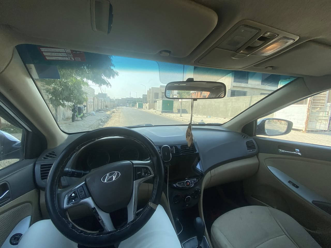 هونداي اكسنت مضلع محرك 1600 سيارة نظيفة مطخوخة مثل مشفت بالصور وبارد بالجاملغ الأمامي مال صدر وشخط بالباب الي ورة الصدر والباقي كلة مكفول مع العلم السيارة بدون صبغ مواصفات فتحة اشاير بالمري تحكم ستيرن جهتين نظام ايكو تقليل صرف وقود رقم هاتف ***********
