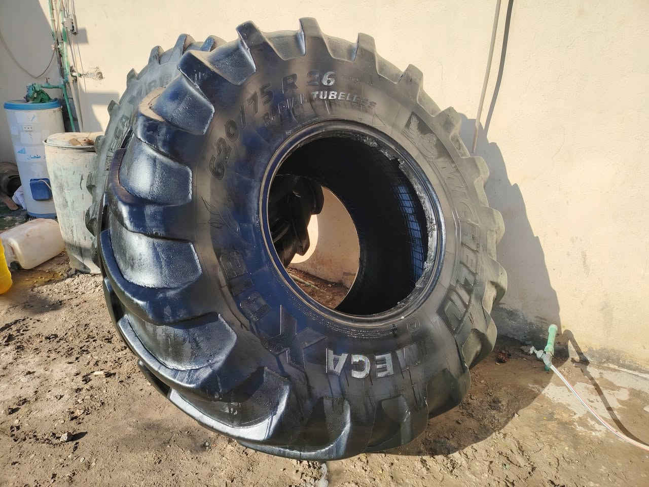 زوج تاير حجم ٢٦ على ٧٥ على ٦٢٠ حاصده نيوهلند وكلاس واحد نظيف وثاني بي كاندز بسيط موضح بالصورة السعر ٦٠٠ الف اتصال *********** والأسيا ***********
