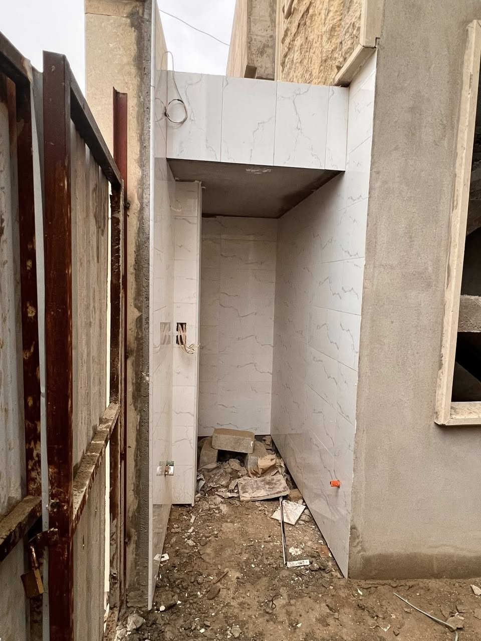 🔴هيكل للبيع تصميم واشراف مهندس شبه كامل
✨الموقع حي الفلاح الثانية مقاطعه 6 

✨️المساحة 100متر 

✨️الأبعاد  5متر❌️20متر

✨️طابقين 4 غرف نوم 

✨️الطابق الاول غرفة نوم مطبخ حار بارد هول مفتوح صحيات منور كراج

✨️الطابق الثاني ٣غرف نوم وصحيات 

✨ملاحظه.( الهيكل كامل من ناحية تائسيس المجاري والكهرباء وسيراميك الجدران والمشتملات فقط باقي سيراميك الارضيه) .

✴للستفسار يرجى الاتصال على الارقام التالية 
              
        اسيا *********** ☎️
                       
       زين  ‭***********‬‭‬ ☎️
