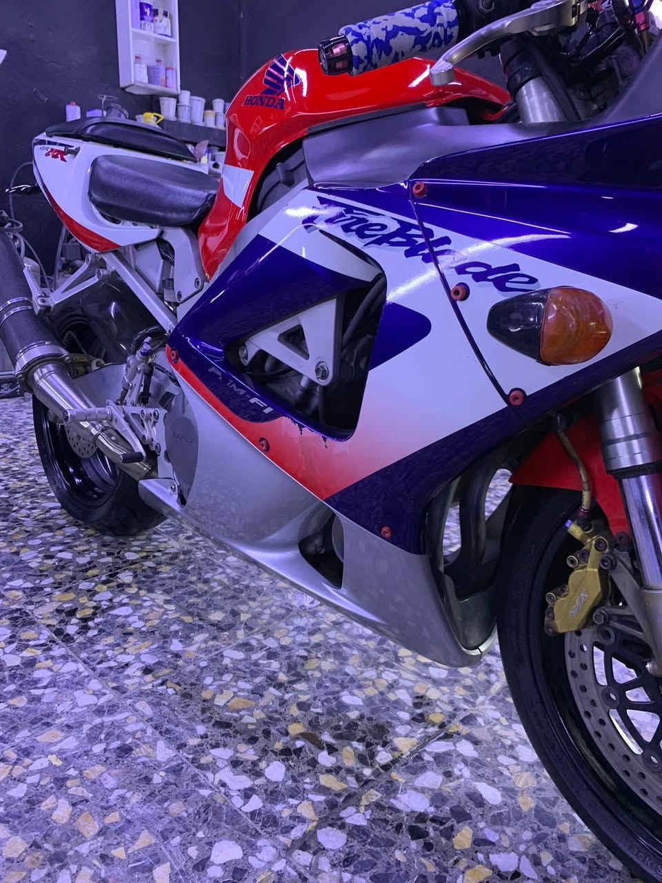 درجه سيبي ار 929 درجه جديده ماشيه 12 الف حقيقي بدون رقم بدون كمرك مكفوله كفاله عامه من كلاشي مكان بغداد شعب ***********
