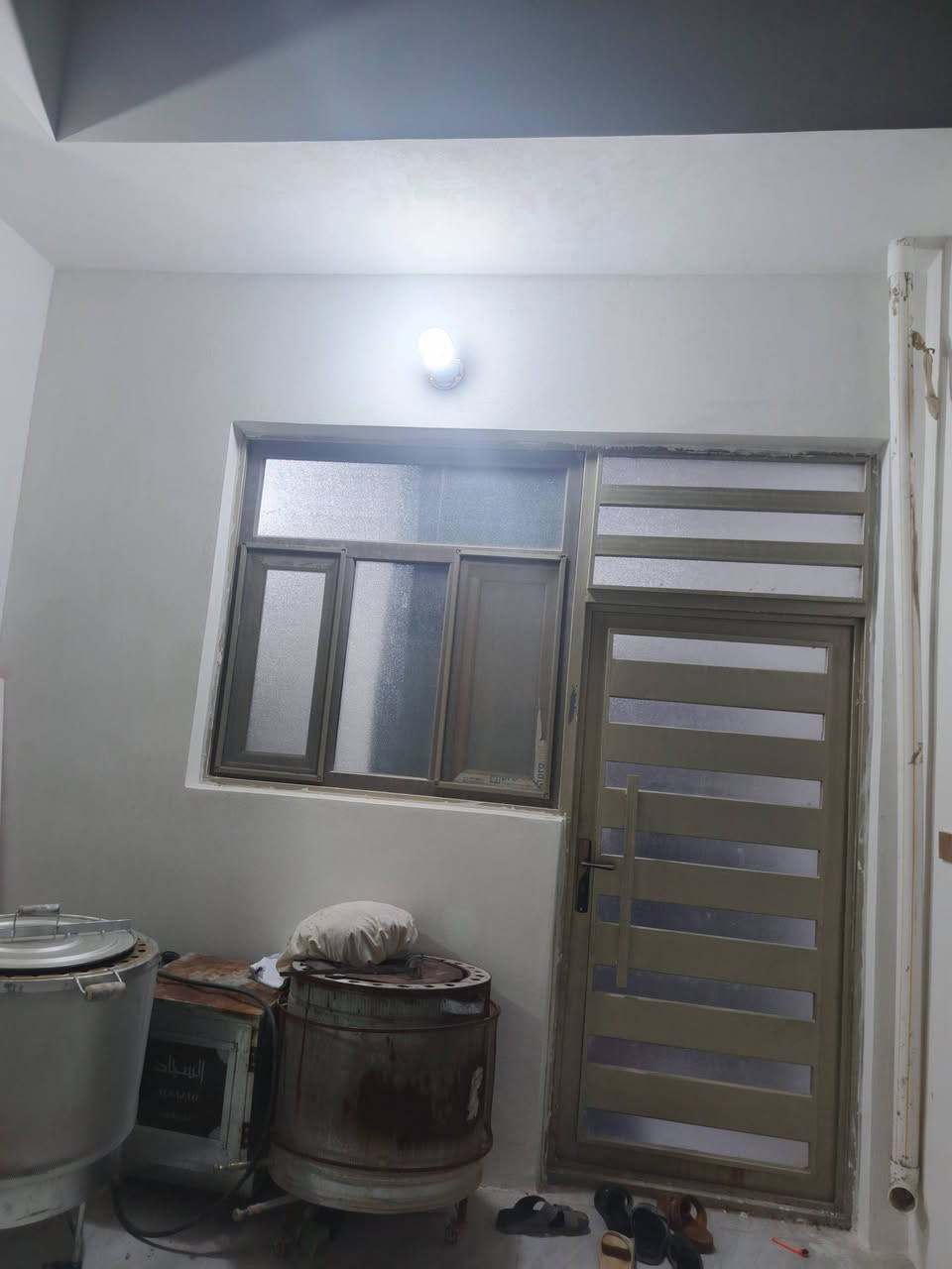 سلام عليكم دار اللبيع مساحه ١٥٠ متر بناء درجه أوله بناء جناي  بناء فول شارع عرضه ١٠ متر ماء ومجاري وكهرباء  منطقه حلوه كلش عنوان شارع معمل قرب مخبز شاكرين  إلا استفسار ***********
