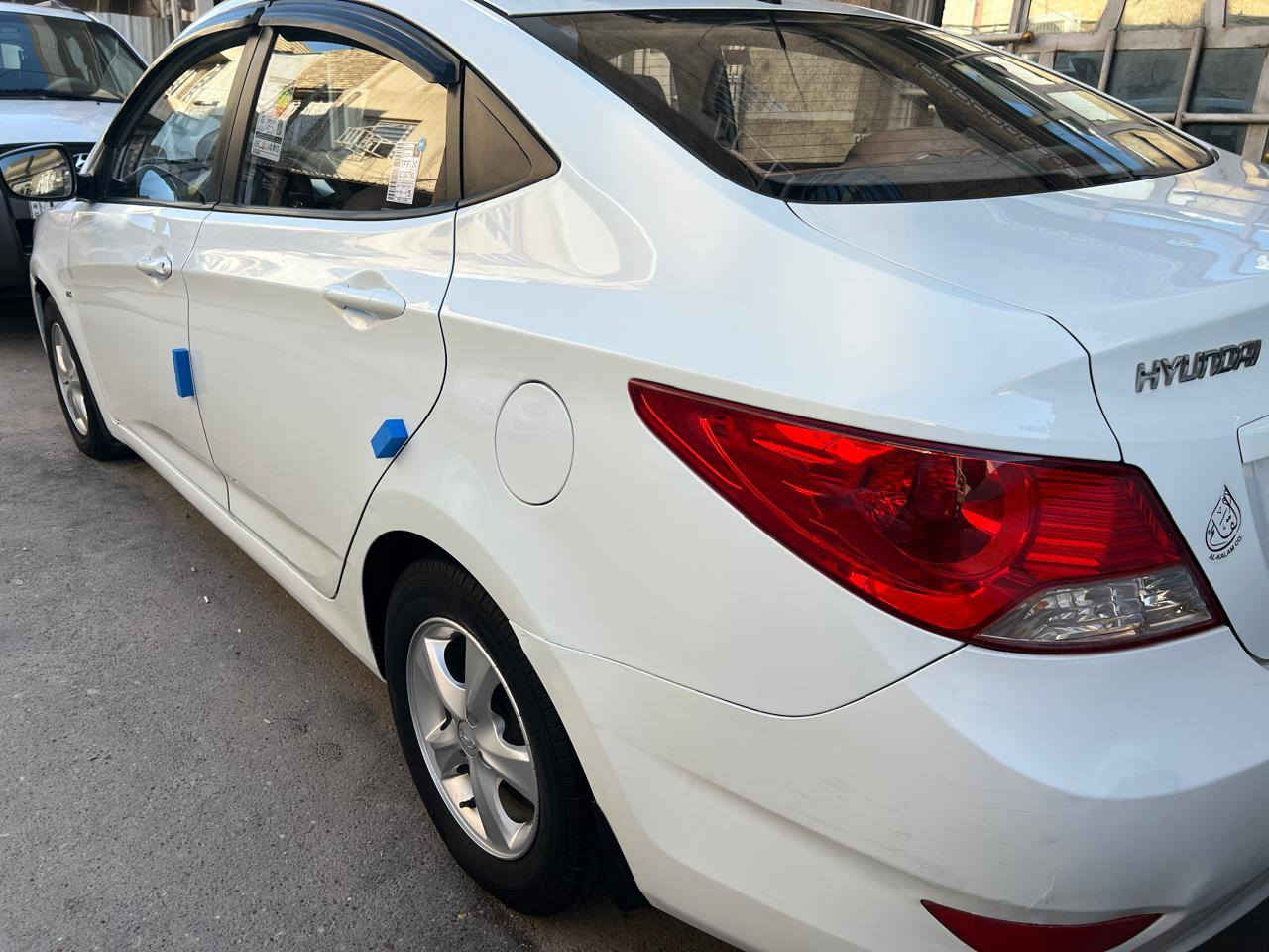 السلام عليكم للبيع أكسنت خليجي شركة عامة موديل ٢٠١٣  محرك ١٦٠٠ دوش تحكم استيرن اشاير بلمري خمسه ويل كب شاشة كامرة خلفيه مكفولة من الصبغ والتبديل بيها بارد فقط والسيارة جاهزة من كير ومكينه تبريد تدفئة صدر جاهزة والحمدلله رقمها بغداد مكان السيارة بغداد جانب الكرخ سعرها ٩٩$ ورقه  للاتصال ***********
