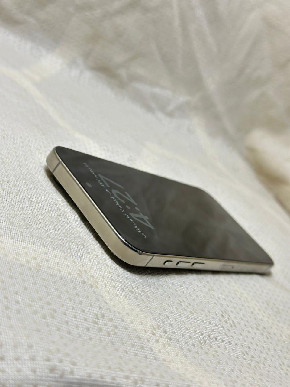 السلام عليكم متابعين الشارقه توفر جهاز 15 برو ماكس   لون تيتانيوم جهاز  فقط مبدل شاشه 
سعه الجهاز 256GB
البطاريه 87🔋
نموذج M 
مبدل فقط شاشه

الاتصال على الأرقام التاليه ***********
***********
 
عدد الدورات 519 
او  تكدرون تراسلون البيج 

السعر 800 وتددلون توصيل 🚚 مجانا 🆓 العاصمة بغداد فقط.        

المواصفات الرئيسية:
المعالج: شريحة A17 Pro.
الشاشة: 6.7 بوصة Super Retina XDR (OLED) مع ProMotion (120Hz)، Dynamic Island، وشاشة Always-On.
الكاميرات: نظام كاميرات Pro يشمل عدسة رئيسية 48MP وعدسة تقريب 5x (في Pro Max).
التخزين: 256GB, 512GB, 1TB.
الذاكرة العشوائية (RAM): 8GB.
المواد: تصميم من التيتانيوم مع واجهة Ceramic Shield وخلفية زجاجية غير لامعة.
المنافذ: منفذ USB-C يدعم USB 3.
البطارية: تدعم الشحن السريع والشحن اللاسلكي، وتوفر عمر بطارية يدوم طوال اليوم.
الألوان: تيتانيوم طبيعي، أزرق، أبيض، أسود.
نظام التشغيل: iOS 17 (ويدعم ميزات iOS 18). 
أبرز الميزات:
زر الإجراءات (Action Button): زر جانبي قابل للتخصيص لتنفيذ مهام سريعة.
سرعة نقل بيانات: سرعات فائقة مع USB 3 و Wi-Fi 6E.
مقاومة الماء والغبار: تصنيف IP68.
ميزات السلامة: اكتشاف الاصطدام. 
يُعتبر الجهاز خياراً قوياً لمن يبحث عن أعلى أداء وكاميرات احترافية وتصميم متطور، ويقدم تجربة متكاملة مع ميزات ذكاء اصطناعي متقدمة (خاصة مع تحديثات iOS).
