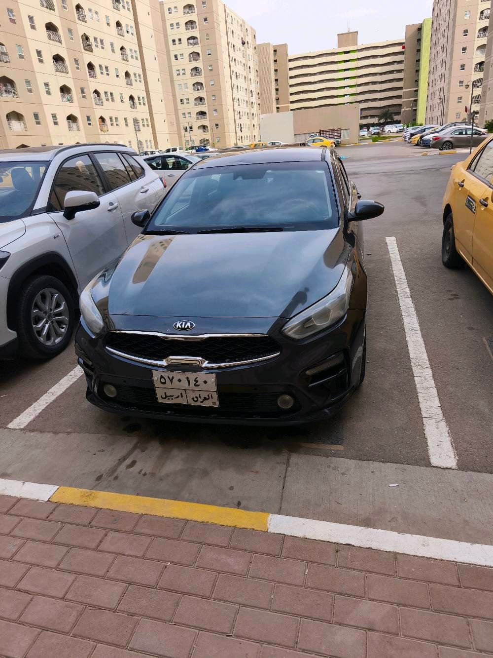 سيارة كيا للبيع، بحالة جيدة وتتمتع بشكل أنيق وعصري. لون السيارة رمادي والأسطح لامعة كما هو واضح في الصور. مناسبة للعائلات أو الاستخدام اليومي في المدينة. السعر مناسب ويمكن المناقشة في حالة الجدية.