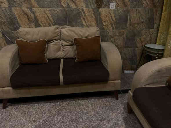 السلام عليكم تخم تصنيع عراقي 
10 مقاعد 
تكمة وبيه خشب كامل داخل التخم لأن تصنيع حسب الطلب 
طاولة وسطية 
نظافة ممتازة 
500 ألف وبيه مجال 
للاستفسار 
*********** محمد
