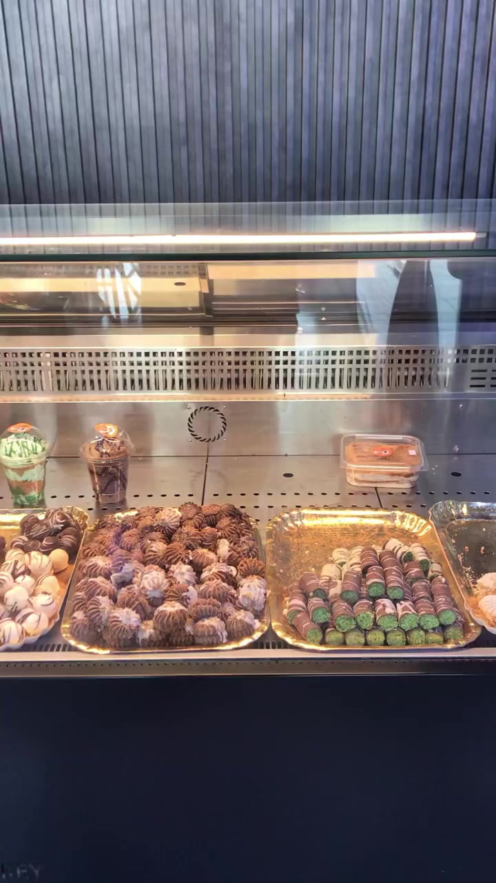 براد عرض حلويات تركية UGER – حالة ممتازة ✅
تبريد قوي وشغل توب ❄️
درجة الحرارة 1–2° مئوية (مناسبة للحلويات والكيك ولحوم ولمقبلات)
مروحة وكمبريسر شغالين 
نظيفة وجاهزة للعمل فورًا
أبعاد مناسبة للمحلات والمخابز طول 2 متر
السعر: 3,500,000 د.ع 💰 (قابل للتفاوض مع المشترين الجادين)

توصية: الصور الأصلية تظهر حالتها الحقيقية
📍 العراق بابل ناحية الأبراهيمة الدبلة
***********
***********
