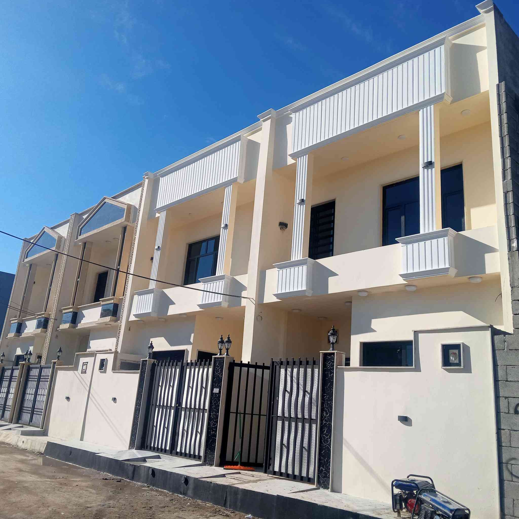 عروض مكتب انوار الخير 
دار للبييع حي الملاين ثانيه 
مجمع عمر طويل 
مساحه ١٢٠ متر واجه ٦ م
طابقيين طابق ارضي استقبال 
ومطبخ وهول وغرفتين نوم
وصحيات 
طابق ثاني غرفتين نوم وهول 
غرفه بيه سويت
دار زيرو 
خدمات كامله ماء كهرباء تبليط
زراعي نموذج ٢٥ حق تصرف
اي استفسار مراجعه مكتب 
انوار الخير مجاور البناء جاهز 
مقابل الكمرك
***********
*********** ابوعمران
*********** ابواحمد
