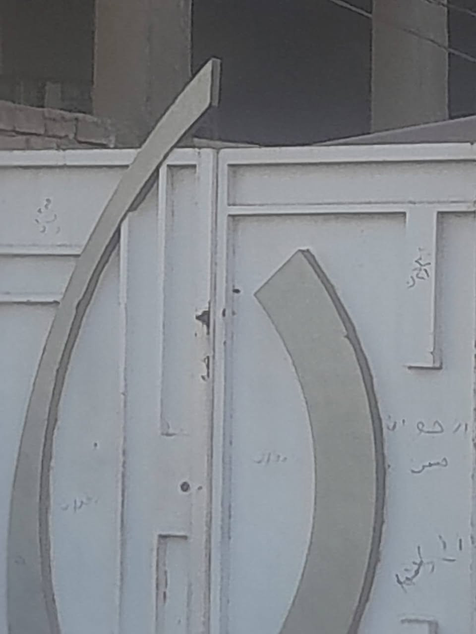 دار للبيع ملك صرف المساحه 250/الواجه 16/متر/حي العامل شارع مركز حي المعلمين على شارع تجاري يصلح مجمع طبي او عماره الشارع اغلبيته مجمعات للستفسار على الرقام التاليه/*********** /***********
