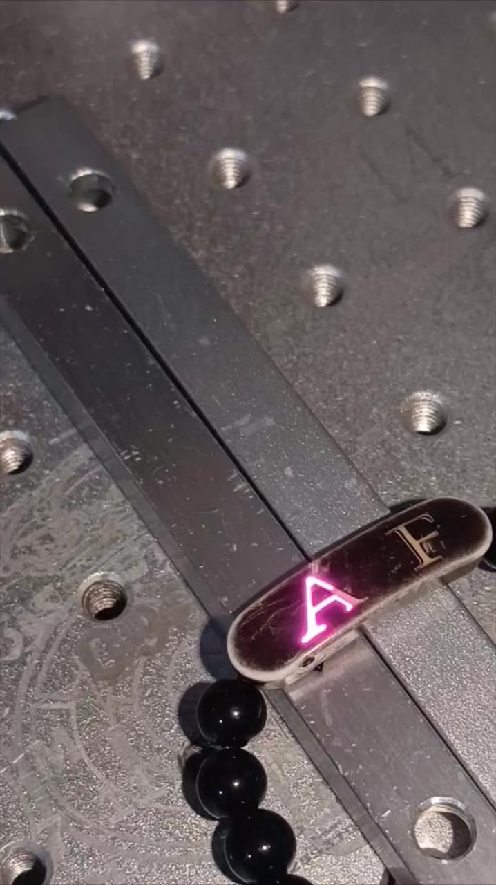 حفر ليزري يوجد لدينا حجول لجميع انواع الطيور وحفر على اكسسوارات وباجات عسكرية باسعار مناسبة والتوصيل مجاني تواصل خاص او عبر الرقم ***********واتساب
