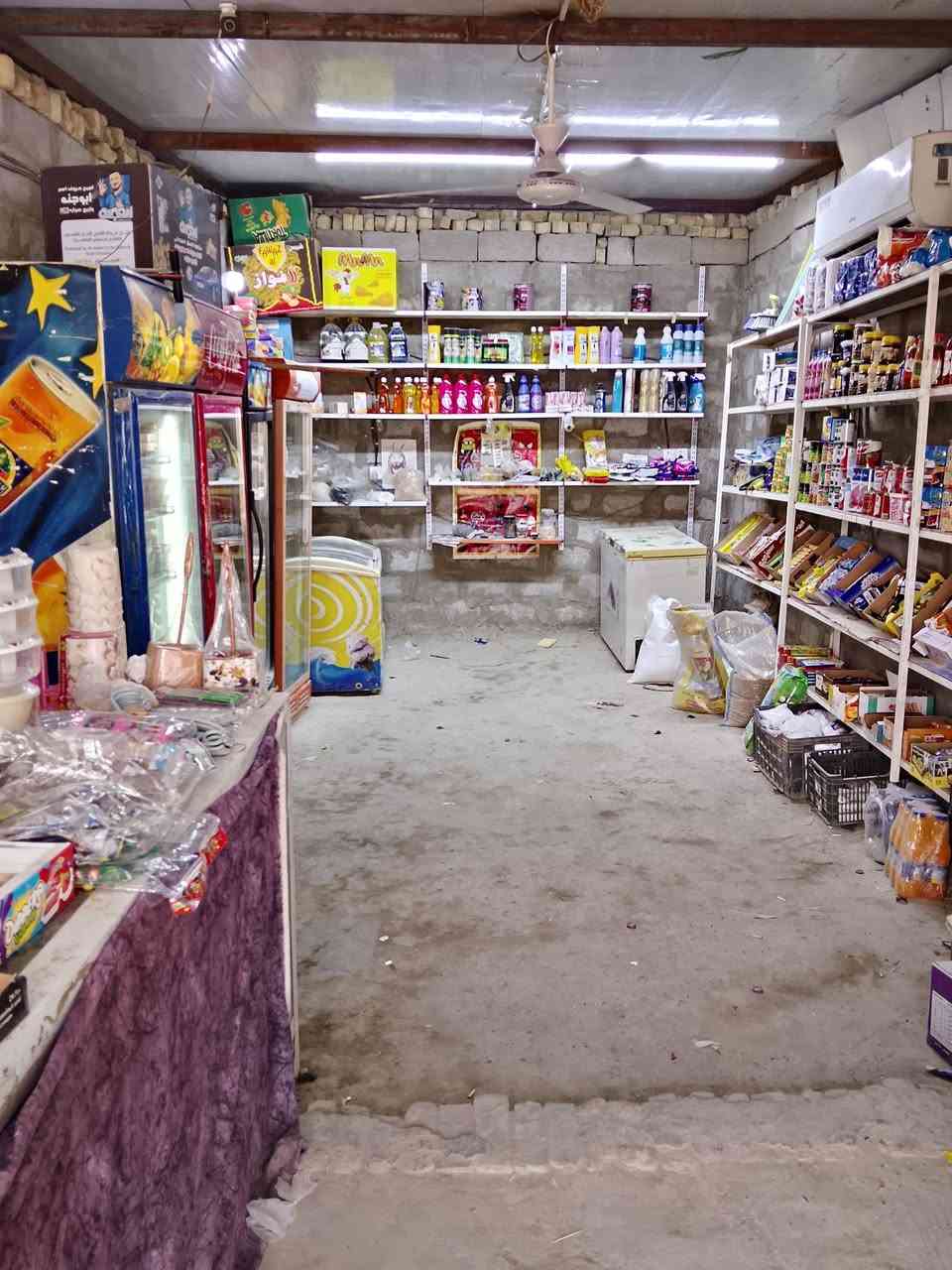 عرصة 100متر مربعة. 8×12ونص +اسواق جاهزة
نجف شارع المطار الجديد قرب المخازن الغذائية البيوت الى خلف المعرض الدولي وقريب على صناعي مال كوفة 

 مسيجة بلوك داير الاطراف للسكف مع بلوك 
اساس صب بدون شيش يتكون من غرفة وصالة ومطبخ  ومكشوفة وحمام داخلي وحمام خارجي   
واستقبال مسوينة اسواق مكونة من(4 برادات ومجمدتين  وسبلت منظونة كامرات ورفوف وعارضة كرزات 3 سطح سندويج مثل ممبين بالفيديو )

تكدر تبقى على الاسواق وتكمل البيت لو تكعد بي لو تاجرة بالناحيتين مستفاد السعر خاص 

اسباب البيع عدم التفرغ 
رقم صاحب العرصة (***********) موجود واتساب
