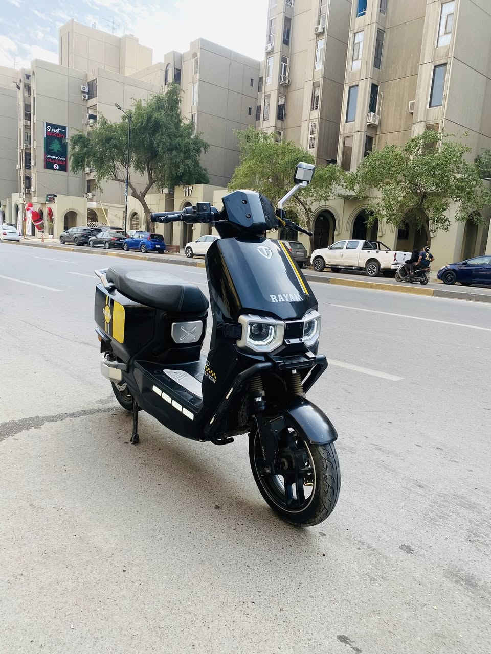 ✨ دراجة الريان – وحش الكون ✨
🚩 من الصانع العملاق TAILG العالمية – موديل 2025

🔰 المواصفات:
🛞 ملف 2000 حقيقي
🔋 6 بطاريات كرافين كاربون جل كولد – 35 أمبير ⚡ 72 فولت
🚀 سرعة حقيقية 80 كم/س بتحكم 3 سرع
📏 مسافة مقطوعة بالشحنة الواحدة: 70 – 60 كم (حسب الاستخدام والسرعة والوزن المحمول)
♻️ ميزة إعادة شحن البطارية عند استخدام البريك
🔄 نظام الرجوع للخلف R
🛑 بريك هايدروليك دسك بكفاءة عالية
🌀 دبلات هايدروليك أمامي وخلفي – راحة ونعومة على الطرق
📺 شاشة رقمية لعرض المعلومات والسرعة
🔑 بصمة عدد 2 + تشغيل عن بعد
🚨 جهاز إنذار ضد السرقة
💺 كشن سياحي مريح لشخصين
📦 مساحة تخزين واسعة تحت الكشن
🔌 منفذ شحن UPS للموبايل
💡 لد لايت أمامي عالي الوضوح + رماش عالي/واطي
🔴 بك لايت لد بتصميم مميز
🌟 لد أمامي وجانبي نهاري/ليلي عصري
🚦 إشارة رباعية لزيادة الأمان
🦾 استاند عدد 2 (وسطي + جانبي)
⭕ إطارات 12/90/90 متينة وعملية
💧 مقاومة كاملة للماء – Water Proof 🔥 (ضد المطر والرطوبة والظروف الجوية الصعبة)

مكاني بغداد الغزاليه
‭0787 075 9296‬
