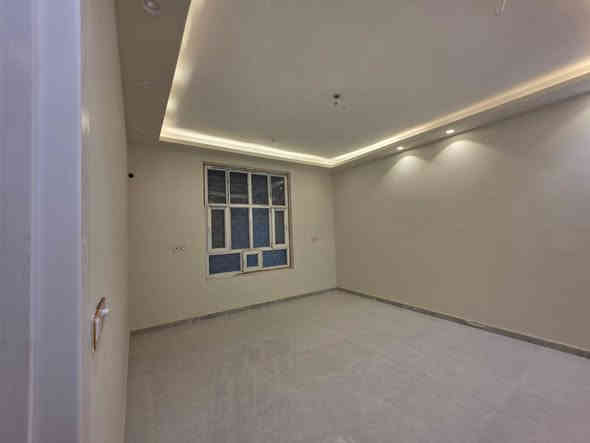 ✨🏡 دار للبيع (تجاري أو سكني) 🏡✨
━━━━━━━━━━━━━━━━━━
📜 الملكية: طابو زراعي – سند 25 – باسم المالك (تحويل خلال 20 يوم)
📏 المساحة الكلية خارج محرم السريع: 500 م
📏 المساحة الكلية مع المحرم: 1000 م
📏 مساحة البناء: 200 م
📍 الموقع: بابل – الحلة – سنتر على شارع النيل الجديد (حلة / نيل) 
━━━━━━━━━━━━━━━━━━
🏠 مكونات الدار:
1️⃣ غرفة نوم (5×4)
2️⃣ غرفة نوم (4×6)
3️⃣ هول (5×4)
4️⃣ مطبخ (3×4)
5️⃣ مجمع صحيات داخلي
6️⃣ استقبال معزول (4.5×9)
7️⃣ مجمع صحيات خارجي كامل
8️⃣ حديقة داخلية (130 م)
9️⃣ كراج داخلي (4×15) + كراج خارجي
🔟 مضلات نظام قطري عدد (3)
🌿 حديقة خارجية
🌤️ مناور محيطة بالدار بعرض 2.5 م
━━━━━━━━━━━━━━━━━━
⚙️ الخدمات:

موقع مميز جدًا (سنتر على سريع النيل الجديد)

تبليط لباب الدار

ماء سقي (ماء شط) + ماء إسالة

كهرباء ثري فيز

منظومة طاقة شمسية تعمل 24 ساعة
━━━━━━━━━━━━━━━━━━
💰 السعر: 365 مليون قابل للتفاوض
━━━━━━━━━━━━━━━━━━
📞 للاستفسار والاتصال:
***********
***********
*********** (المهندس أمير الحسناوي)
━━━━━━━━━━━━━━━━━━
#مكتب_عقارات_أبراج_بابل 🏗️
📍 موقع المكتب: بابل – حي الجزائر – مقابل الجسر الدولي
