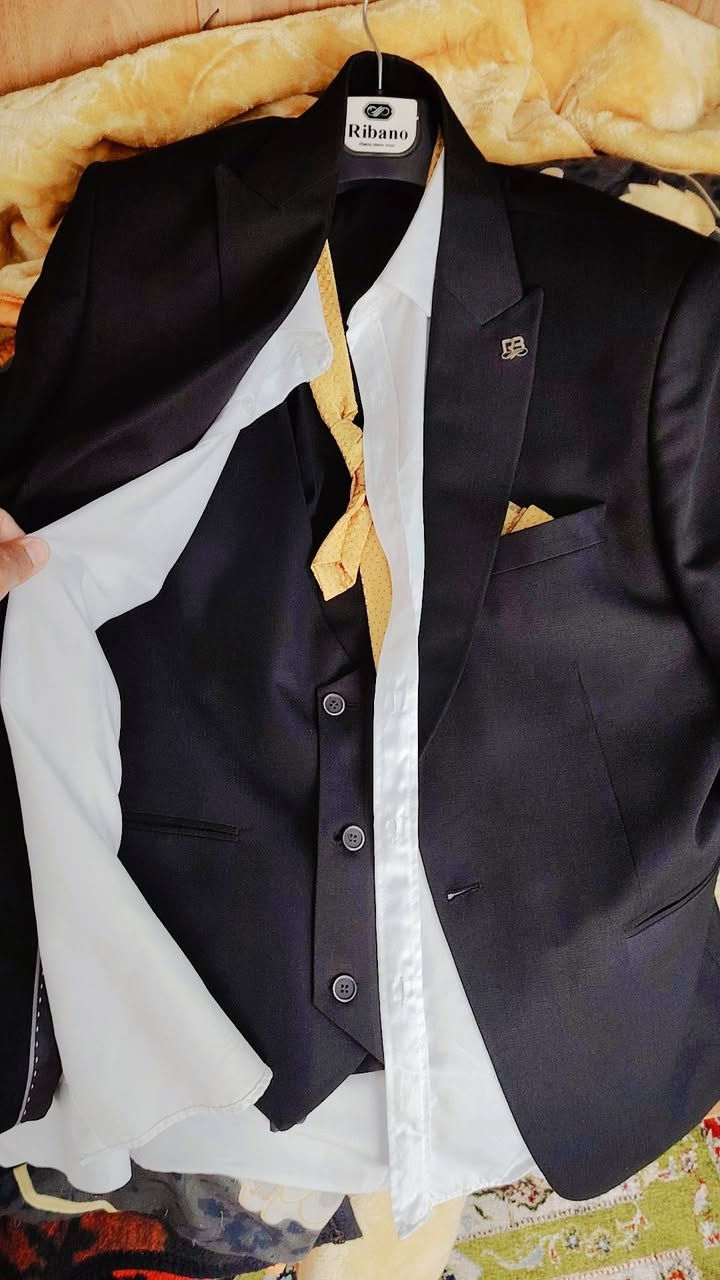 سلام عليكم بدله رسمي ملبوسه لبسه وحده نضيفه هواي سبب البيع صغيره عل مقاسي حت الترانشوز  حشاكم وياها ماخذه 130 الف  بيش تفيدك خابرني ***********🤙 مكاني جسرر الضلوعيه
