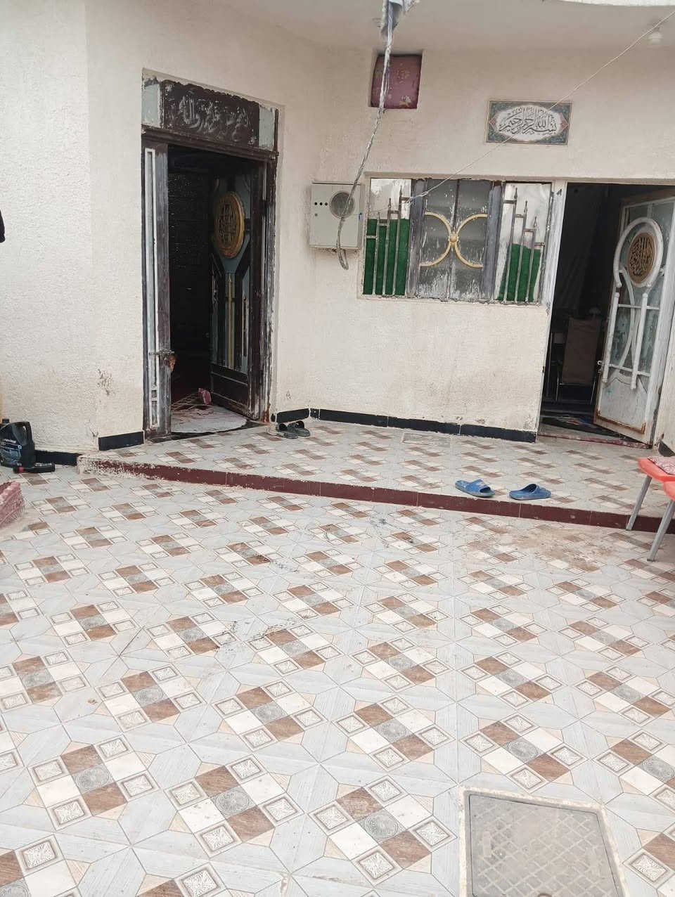 السلام عليكم بيت لبيع كوت حي الحكيم شارع زرزور قريب على المدرسة المساحة 155م غرفة وهول ومطبخ واستقبال للاستفسار الاتصال على الرقم ***********او ***********
