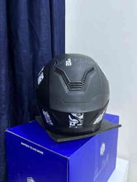 عندي خوذة اصليه للبيع وسعرها معروف احد يكسر بيها رجاءً 07719740022