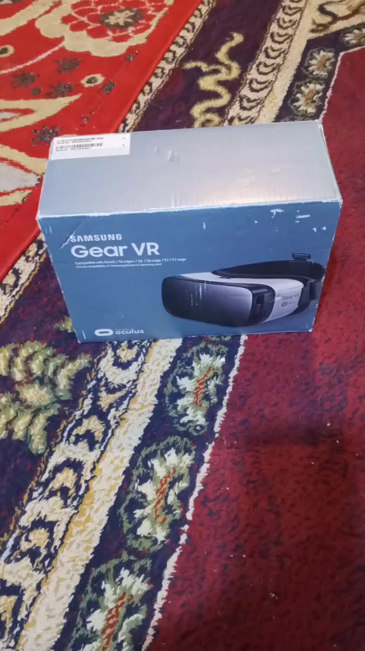 نظارة الواقع الافتراضي Samsung Gear VR، وهي سماعة رأس مصممة لتقديم تجارب غامرة ثلاثية الأبعاد والألعاب والوسائط بزاوية 360 درجة باستخدام هواتف سامسونج الذكية. 
المواصفات والتوافق
تتميز النظارة بتقنيات تتبع حركة الرأس، وتتضمن لوحة لمس وزر "رجوع" للتحكم. وهي مصممة للعمل مع مجموعة محددة من هواتف سامسونج، تشمل: 
Amazon.ae
Amazon.ae
Galaxy S7 / S7 edge.
Galaxy Note5.
Galaxy S6 / S6 edge / S6 edge+. 
eBay
eBay
الميزات 
التجربة: توفر تجربة واقع افتراضي غامرة تسمح باستكشاف الألعاب والأفلام بعمق وتفاصيل عالية.
الصنع في فيتنام
السعر 25 مع التوصيل


**إذا كنت صاحب هذا الإعلان وتريد حذفه لأي سبب، رجاءا أرسل رسالة إلى الدعم الفني**