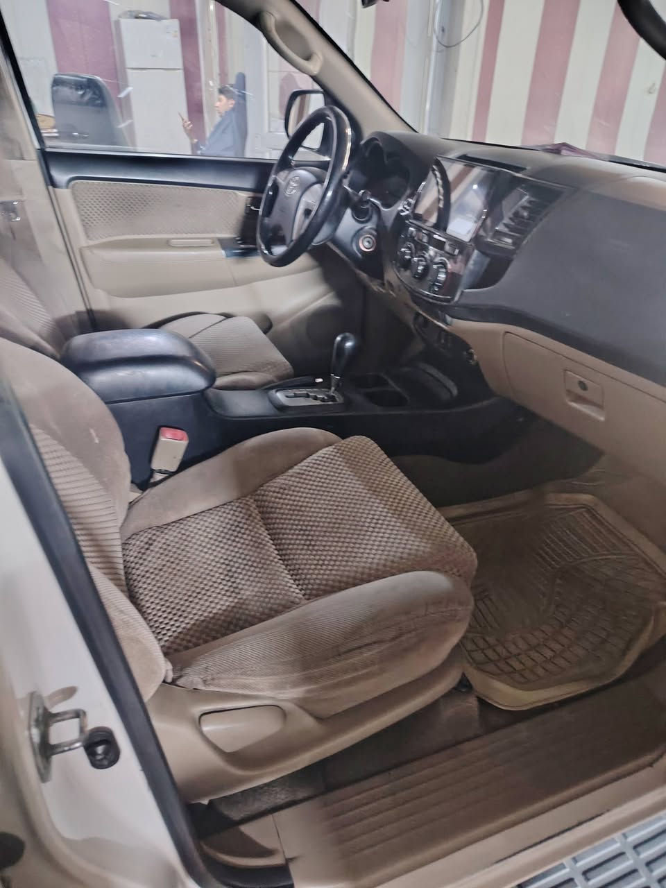 سلام عليكم تويوتا فورتشنر ٢٠١٤ محرك ٤ سلندر للاتصال *********** في بغداد رقم بغداد دولي باسمي السعر ٢٠٠ ورقة
