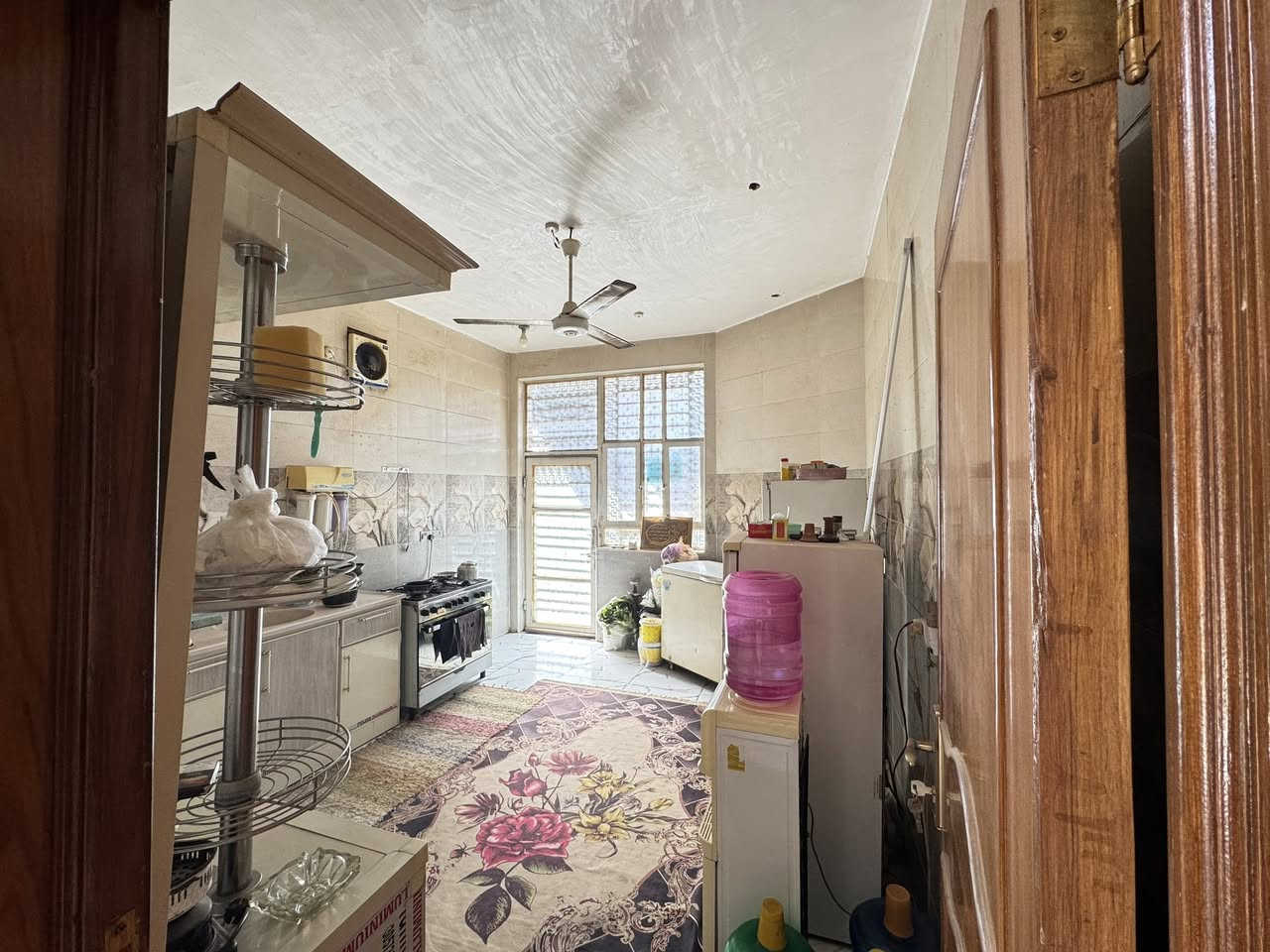 في منطقة زوير الغربي قرب مشروع الماء القديم عرض الشارع 8م
مساحة الدار 302م
 الواجهة 19.5
 والنزال 15.5 
بناء الدار من الطابوق والسقف كونكريت مسلح والأسيجة دنك كونكريت مسلح من جميع الجوانب للدار 
محتويات الدار 
غرفتين نوم
1غرفة +حمام 
2غرفة فقط
كلدور مع درج دور بدون محجر
صالة 
مطبخ
مجمع صحيات داخلي 
 صحيات خارجية
حديقة جانبية 100م تصلح لبناء دار معزولة  بممر جانب البيت وممرخلف البيت 1م 
البيت بيه نقص فرشي السطح فقط
 ( السعر 170)مليون بيه مجال قليل للأستفسار الأتصال على الهاتف ( ***********)
