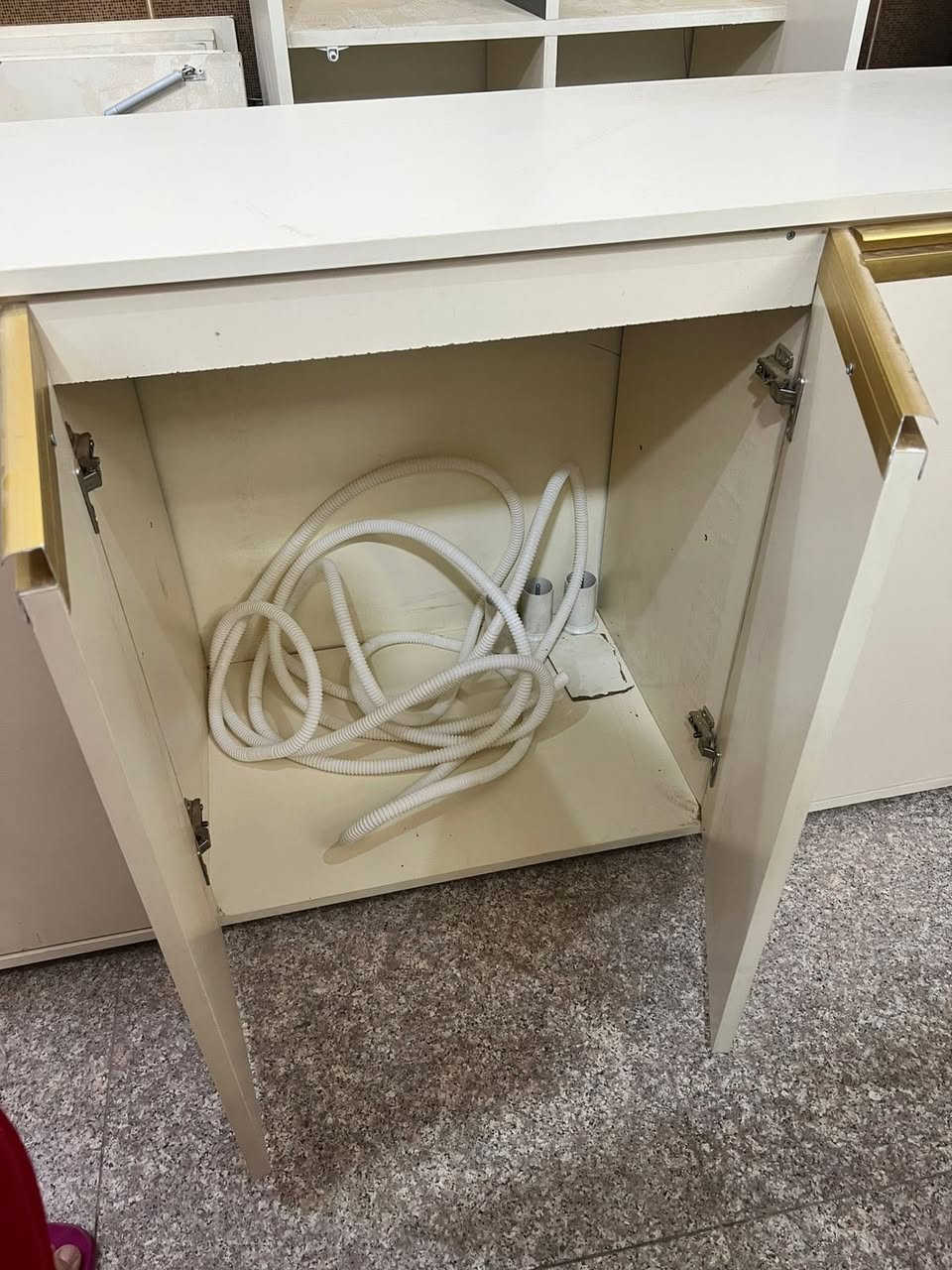 كاونتر لونه اوف وايت (بيجي فاتح) mdf ضد الماء (مقاوم للماء) طابقين و وياه سنك و مجرات وملحق ارضي وسعره مليون و ٥٠٠ 
استعمال لشهرين فقط
نريده نهايته ب ٤٠٠ المكان ديوانيه


**إذا كنت صاحب هذا الإعلان وتريد حذفه لأي سبب، رجاءا أرسل رسالة إلى الدعم الفني**